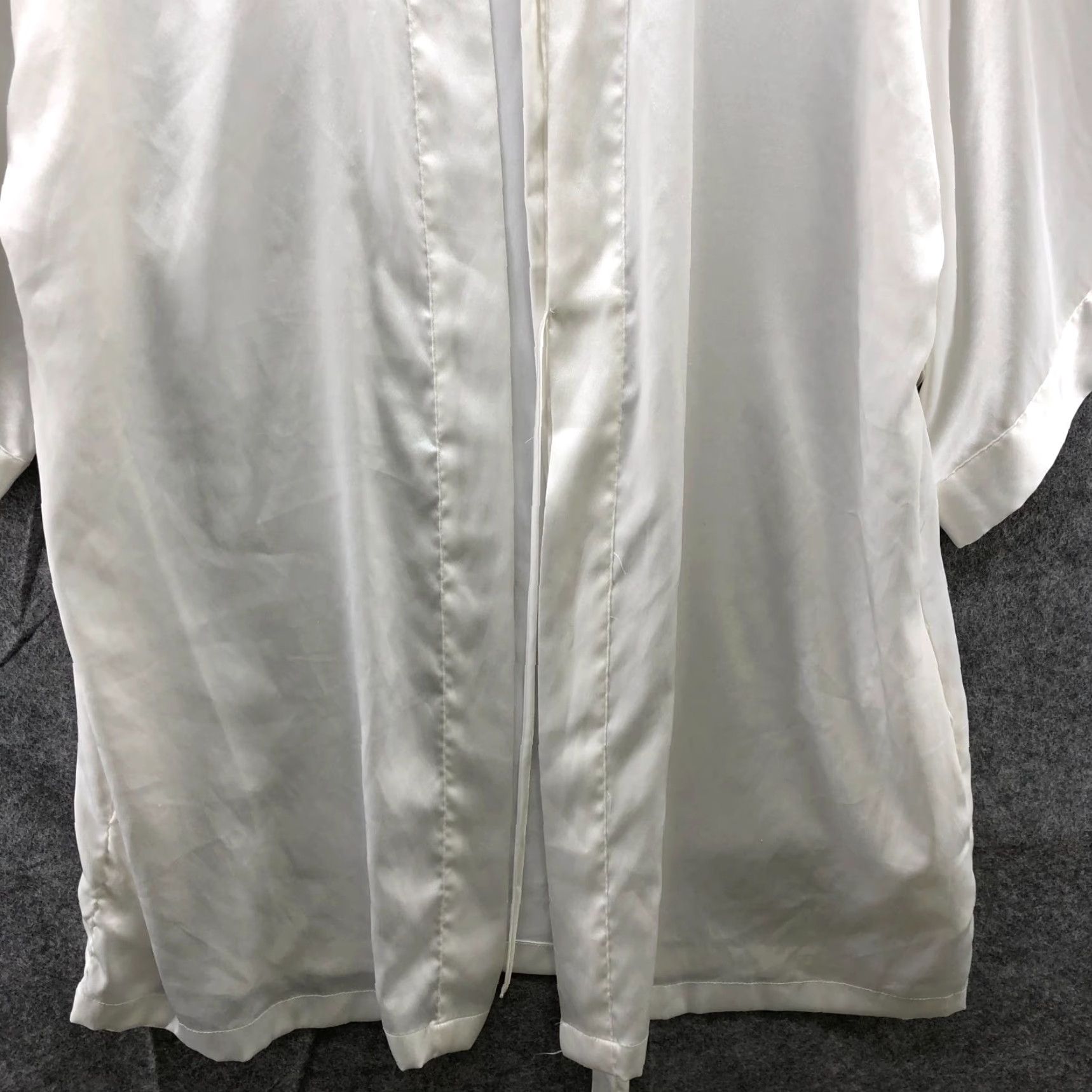 Victoria's Secret Victoria's Secret Short Sleeve Satin Robe Womens M White Kimono Lounge Size 32" / US 10 / IT 46 - 4 Thumbnail