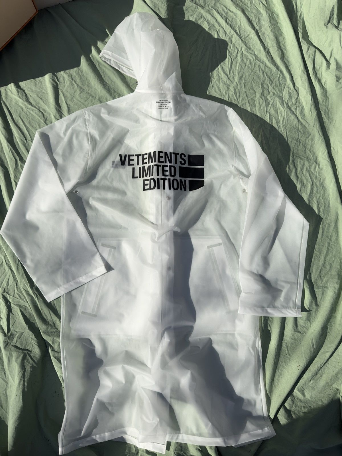 Vetements Vetements Limited Edition transparent raincoat Size US XXL / EU 58 / 5 - 5 Thumbnail