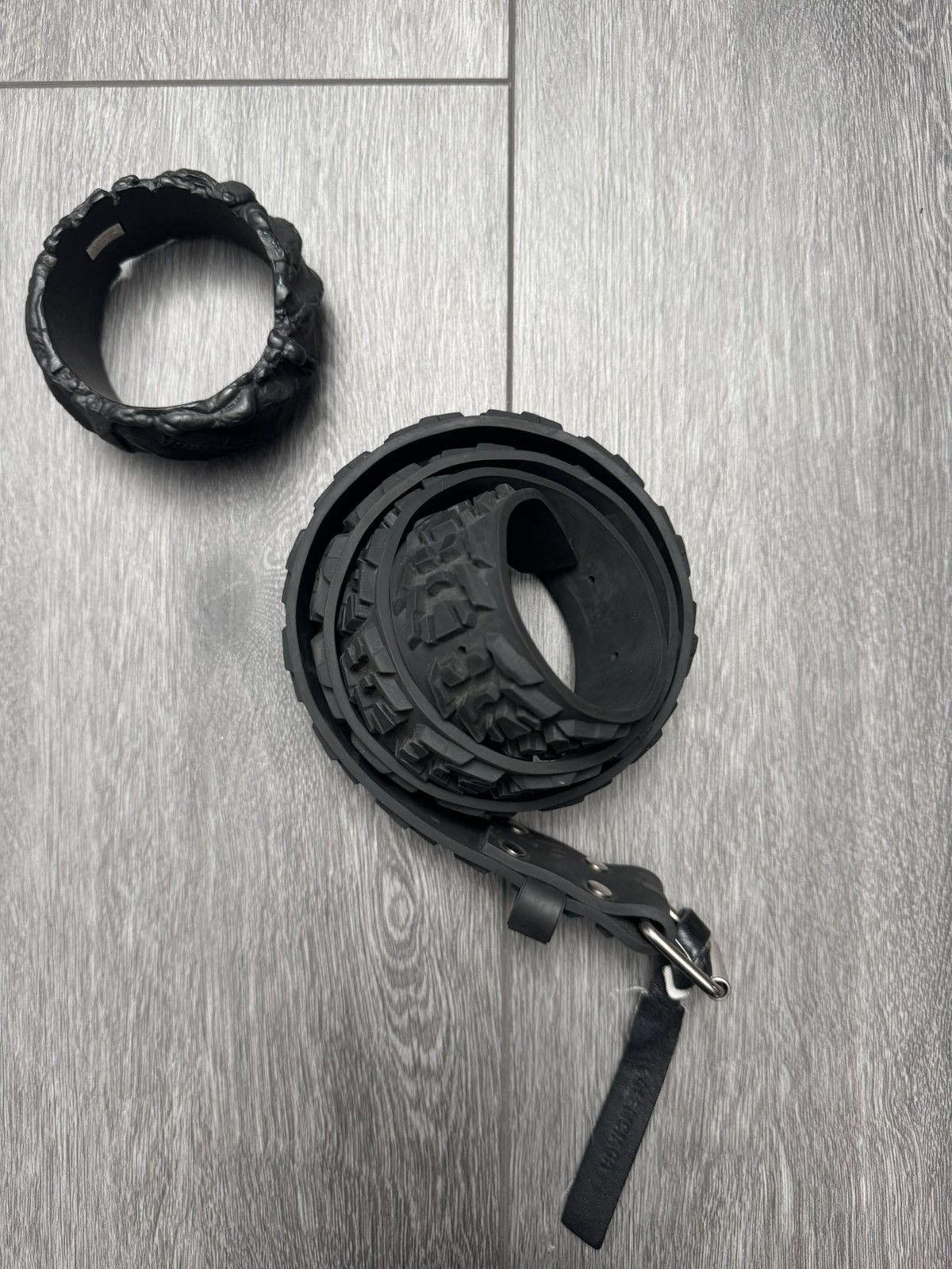 Balenciaga FW22 Balenciaga Distressed Rubber Tire Bracelet Size ONE SIZE - 5 Thumbnail