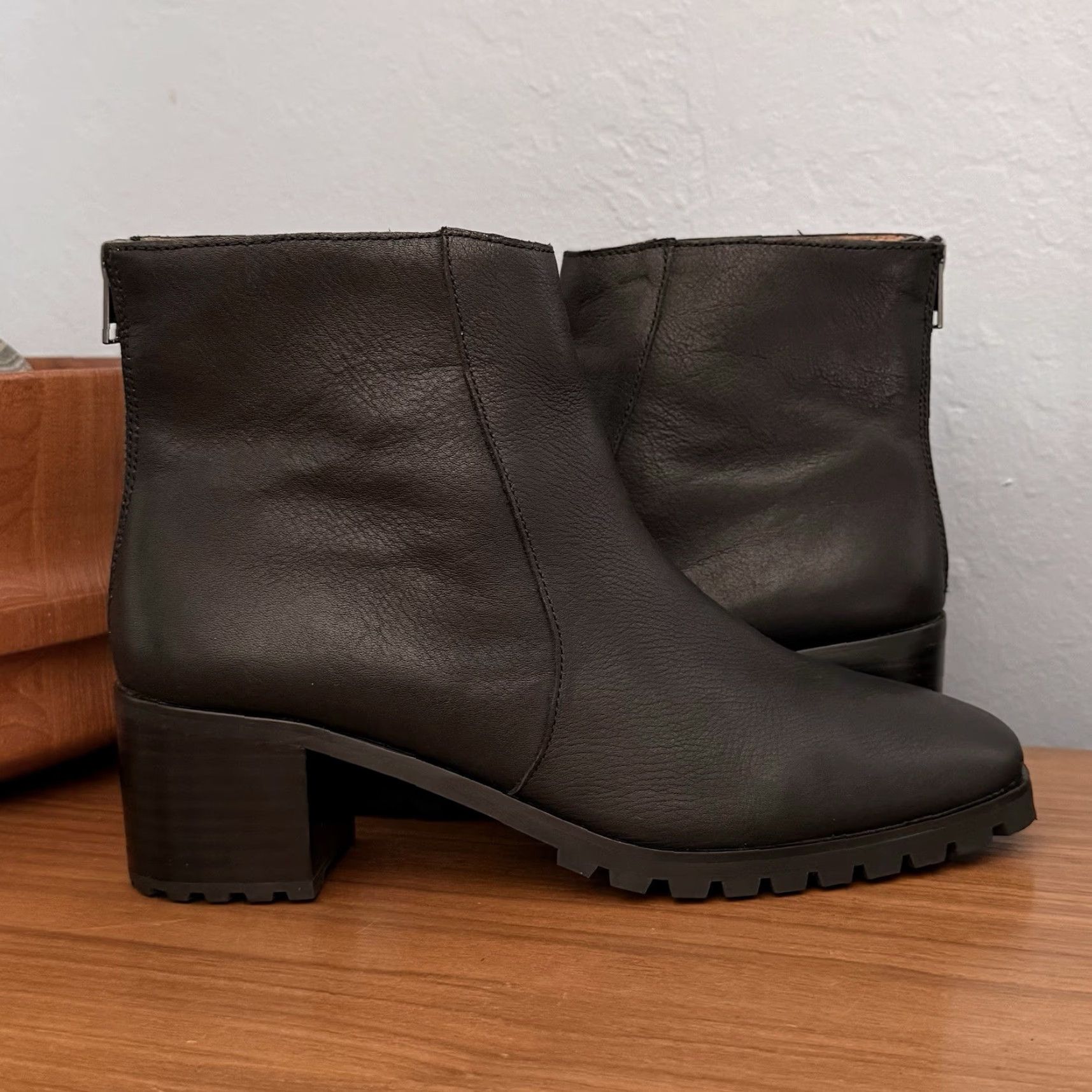 Madewell Madewell Boots Adult Women 9.5 Black Lugsole Leather Ankle Boots Back Zip Square Toe Cushioned Lined Size US 10 / IT 40 - 3 Thumbnail