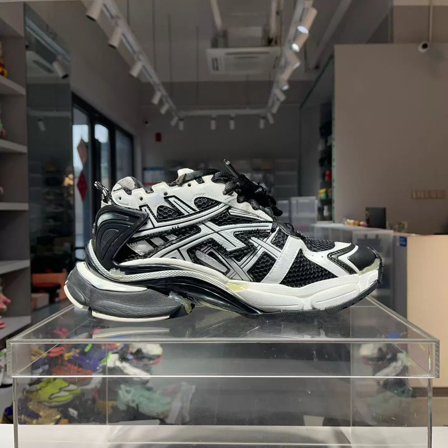 Balenciaga Balenciaga Runner Black/White 41 Worn OG Box Size US 8 / EU 41 - 5 Thumbnail