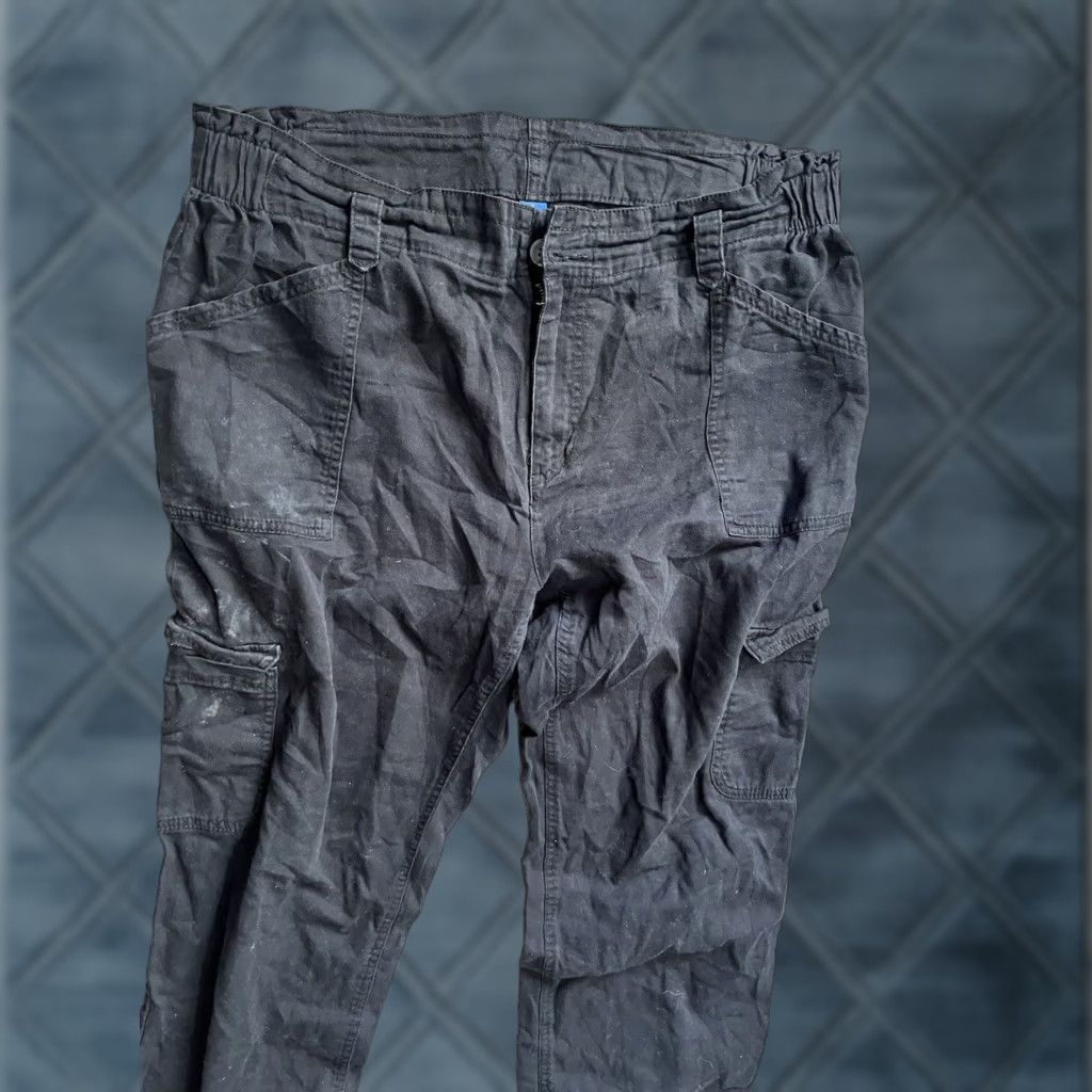 Old Navy Old Navy Cargo Pants Women’s L Black Low Rise Cuffed Cropped Distressed Size 36" / US 14 / IT 50 - 1 Thumbnail
