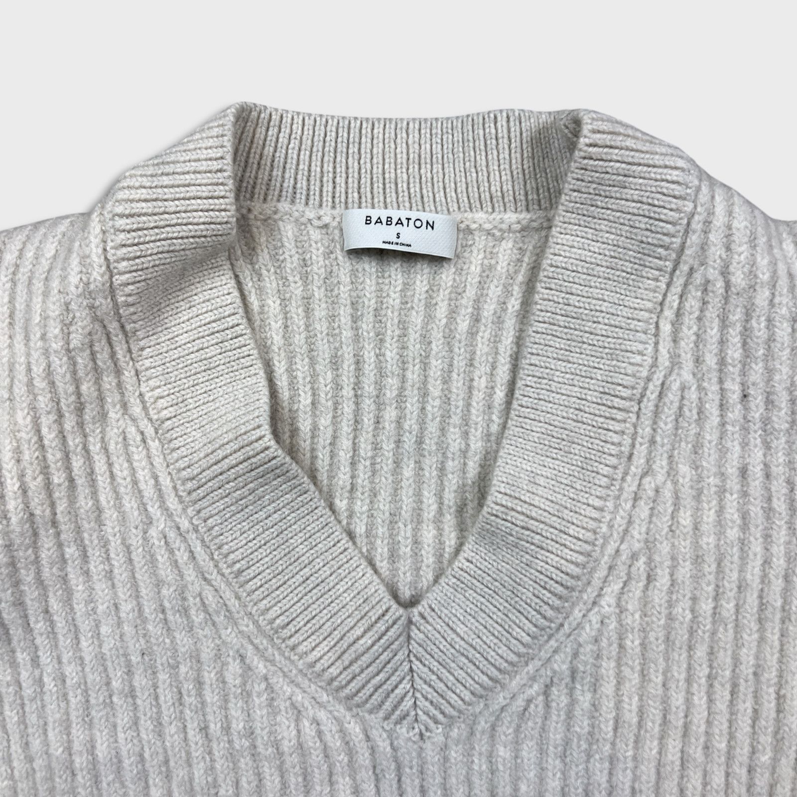 Aritzia Babaton Aritzia Sweater Merino Wool V Neck Knit Pullover Size S / US 4 / IT 40 - 2 Thumbnail