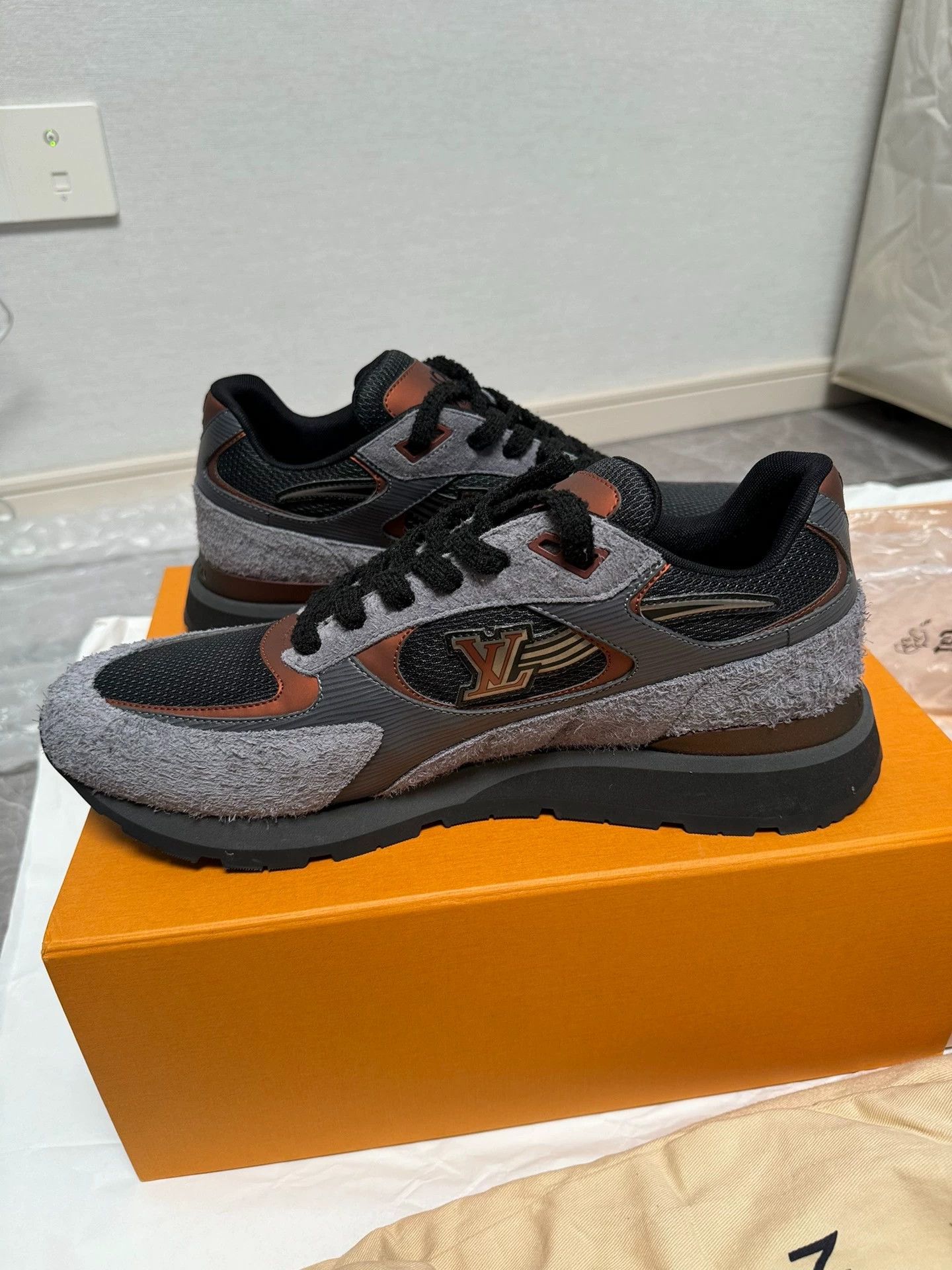 Louis Vuitton LV Men's Black/Gray Sneakers Size 44 Size US 11 / EU 44 - 6 Thumbnail