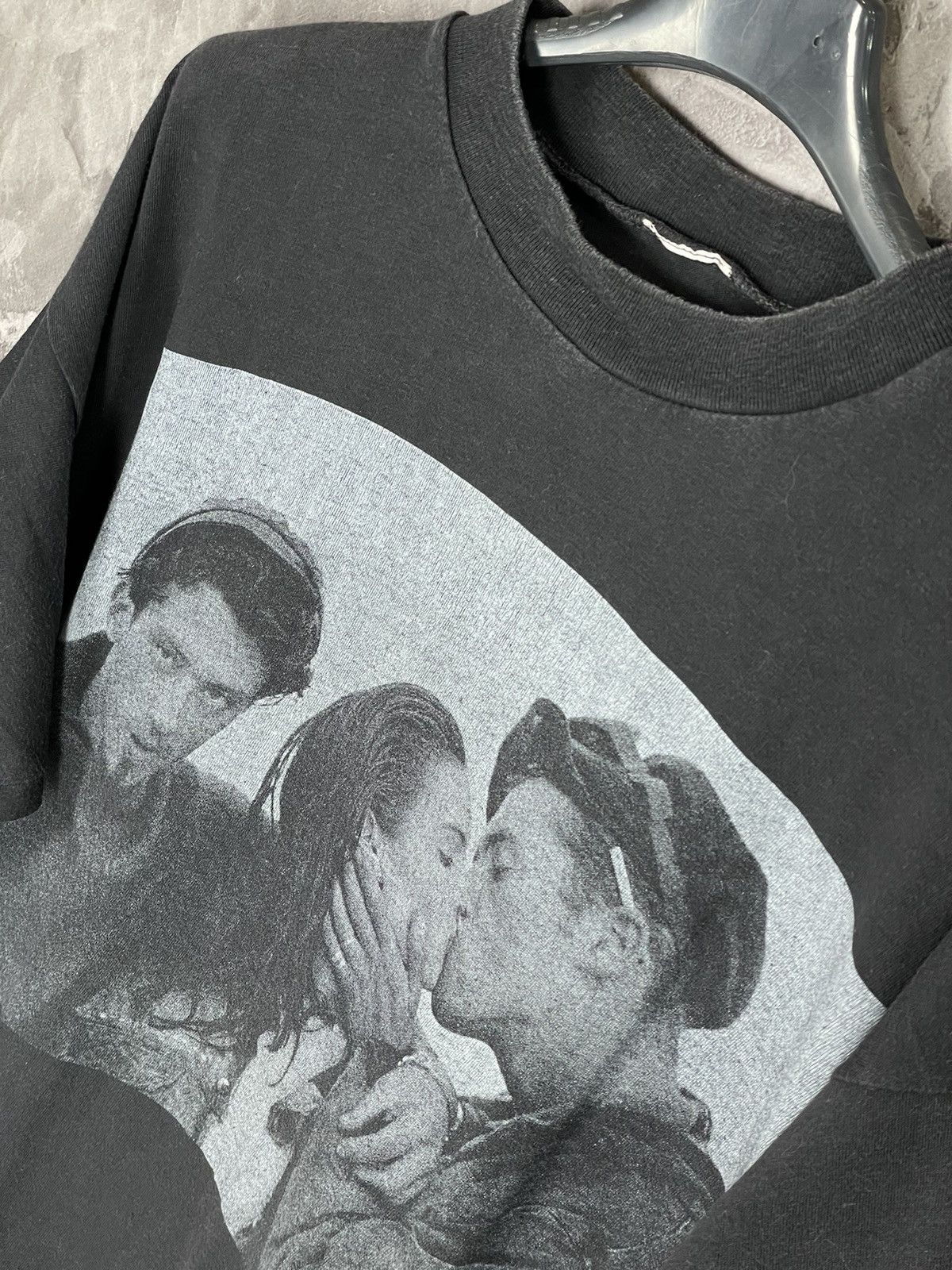 Japanese Brand Avant Garde Vintage Faded Distressed 90s “Kiss” T shirt Size US L / EU 52-54 / 3 - 8 Thumbnail