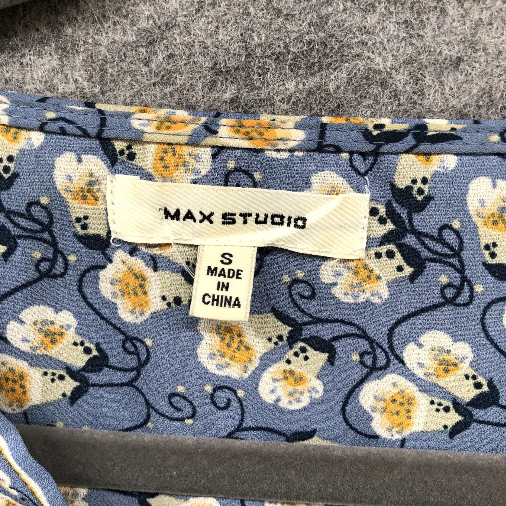 Vintage Max Studio Blouse Womens S Blue Floral Tie Waist V-Neck 3/4 Sleeve Crepe Size S / US 4 / IT 40 - 6 Thumbnail