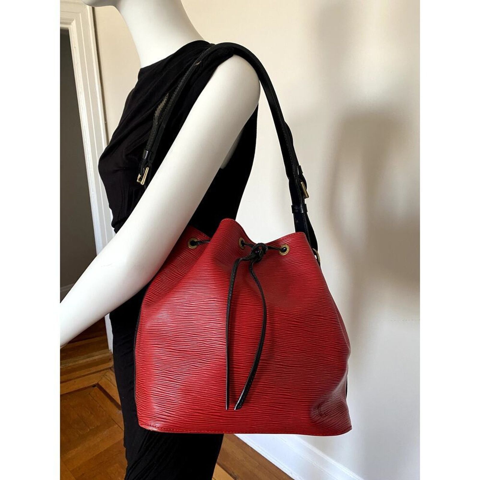 Louis Vuitton Louis Vuitton Noé Epi Red Leather Shoulder Bag Size ONE SIZE - 2 Thumbnail