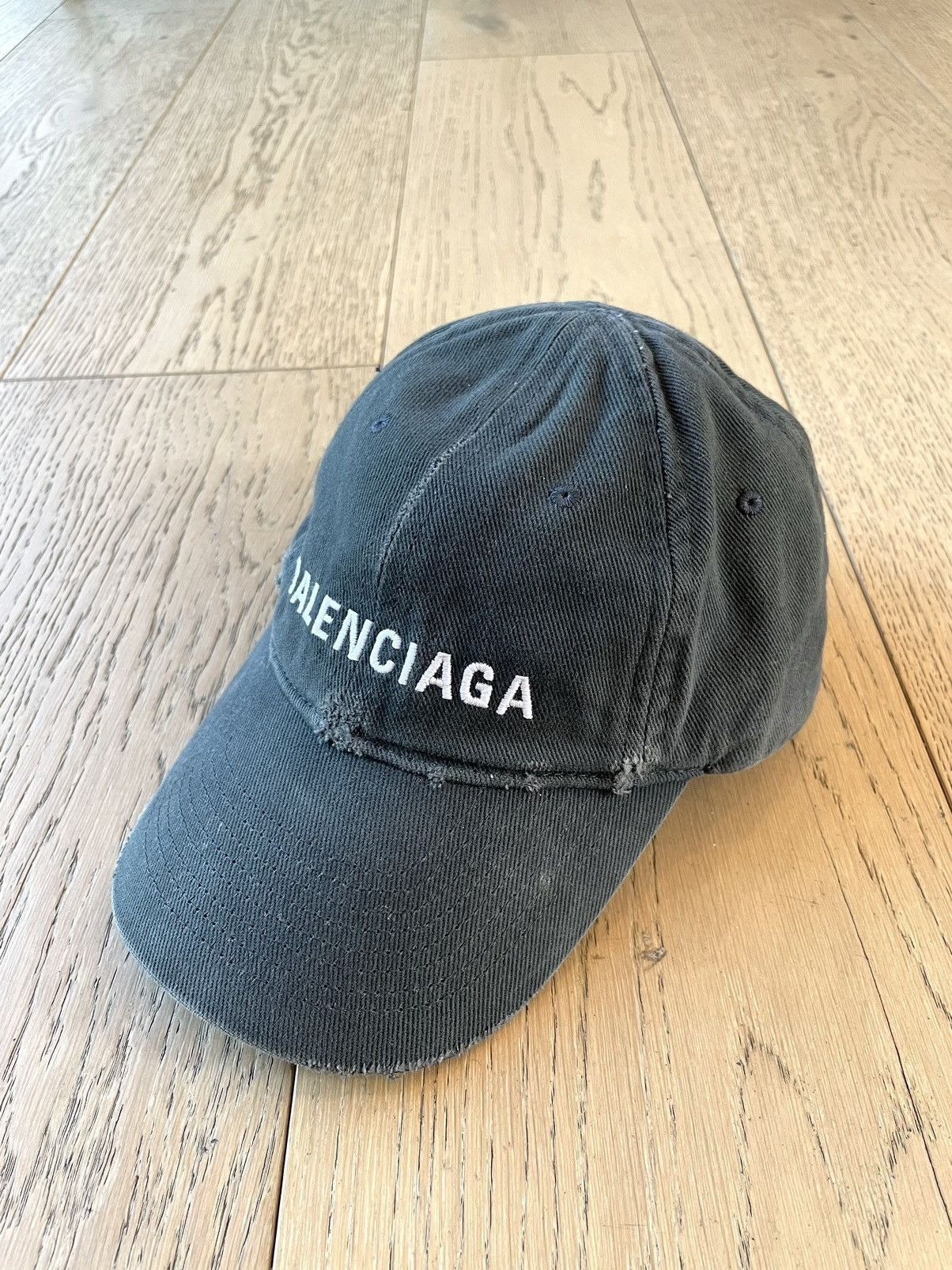 Balenciaga Balenciaga Distressed Embroidered Logo Cap Size ONE SIZE - 1 Thumbnail