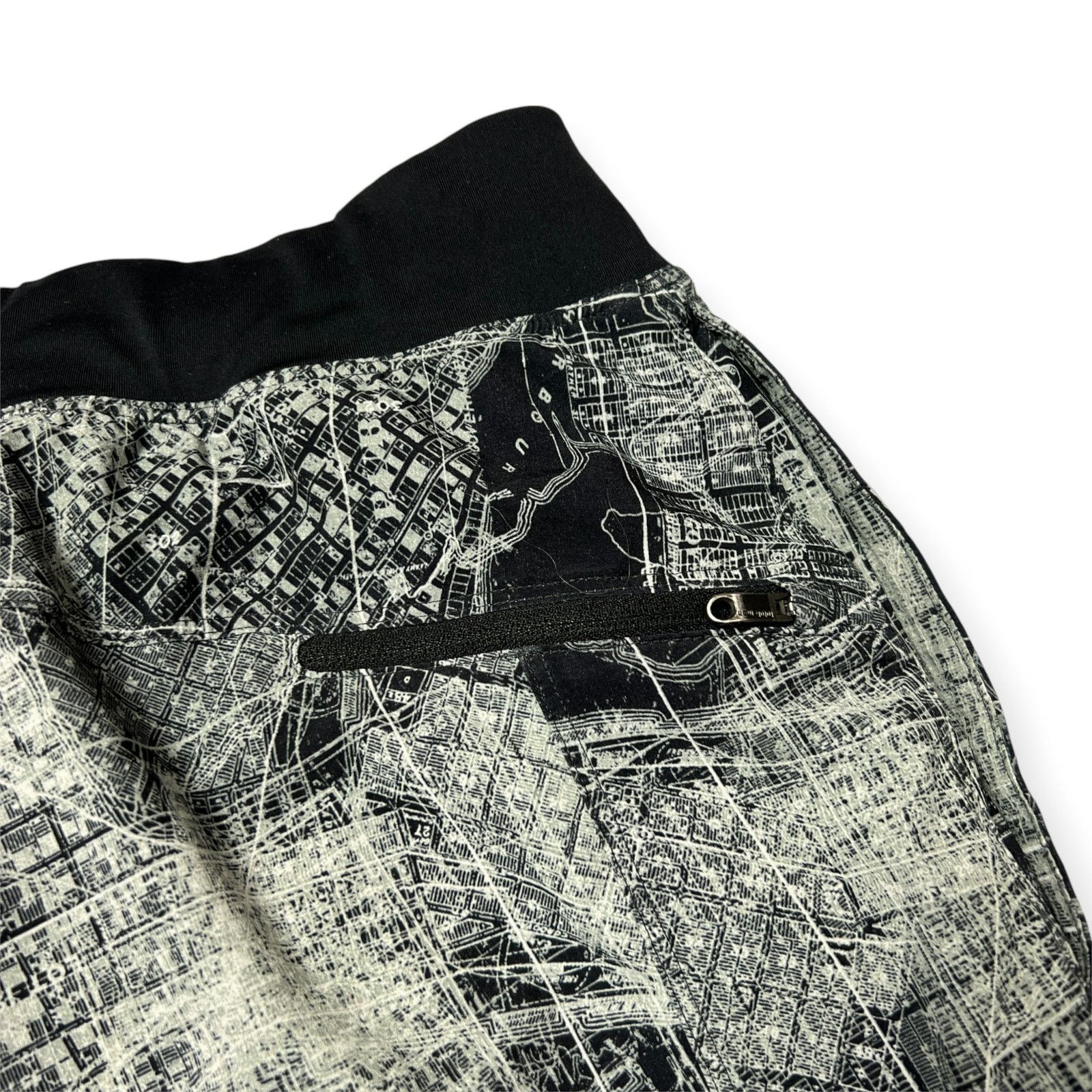 Lululemon Lululemon T.H.E. Short 9" SeaWheeze Black White Liner L Size US 31 - 12 Thumbnail