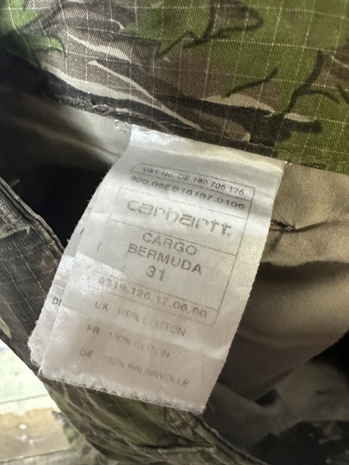 Carhartt × Carhartt Wip × Vintage Vintage Carhartt WIP Regular Cargo Bermuda Camo Shorts Size US 31 - 5 Thumbnail