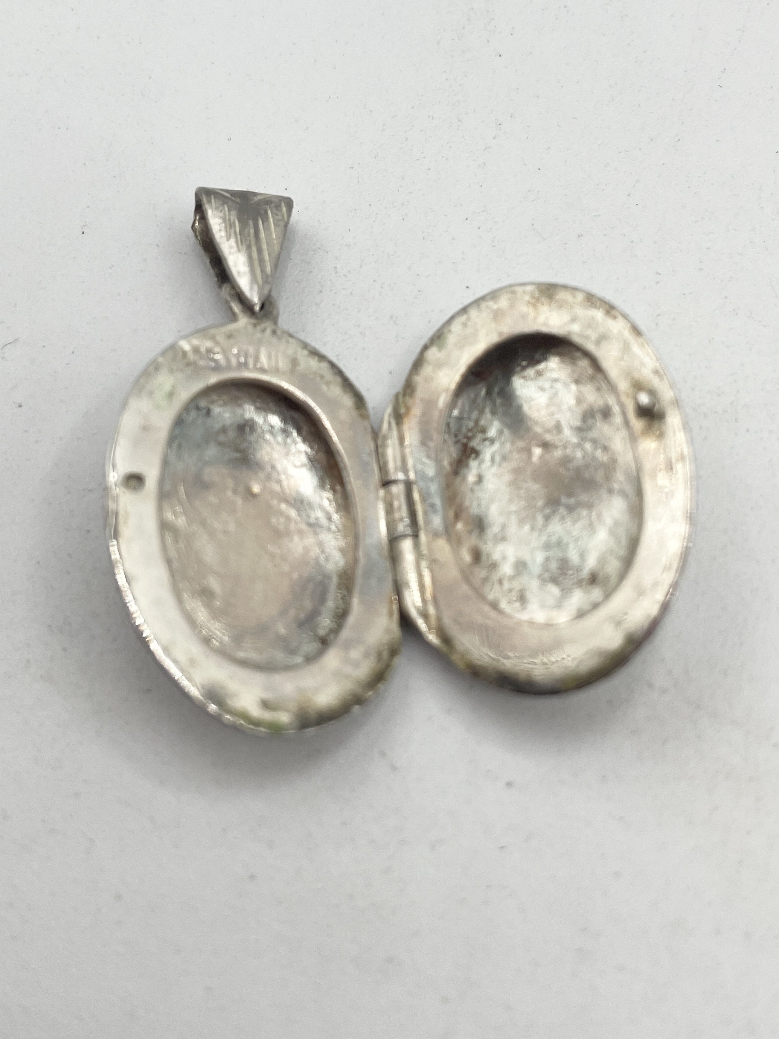 Vintage Vintage Sterling Silver 925 Thailand Floral Etched Locket Pe Size ONE SIZE - 4 Thumbnail