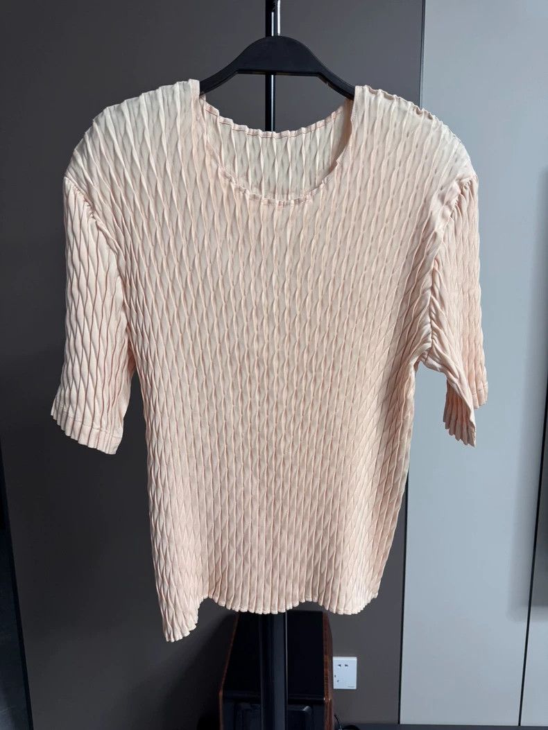 Issey Miyake Issey Miyake size:2 Beige main line large fish-scale top Size S / US 4 / IT 40 - 1 Thumbnail