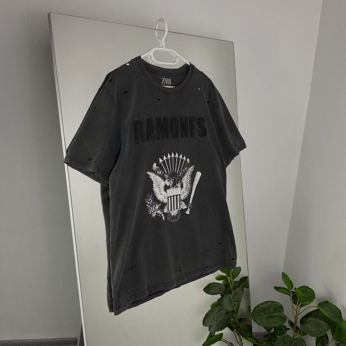 Band Tees RAMONES VINTAGE DISTRESSED T-SHIRT Y2K Size US M / EU 48-50 / 2 - 1 Thumbnail