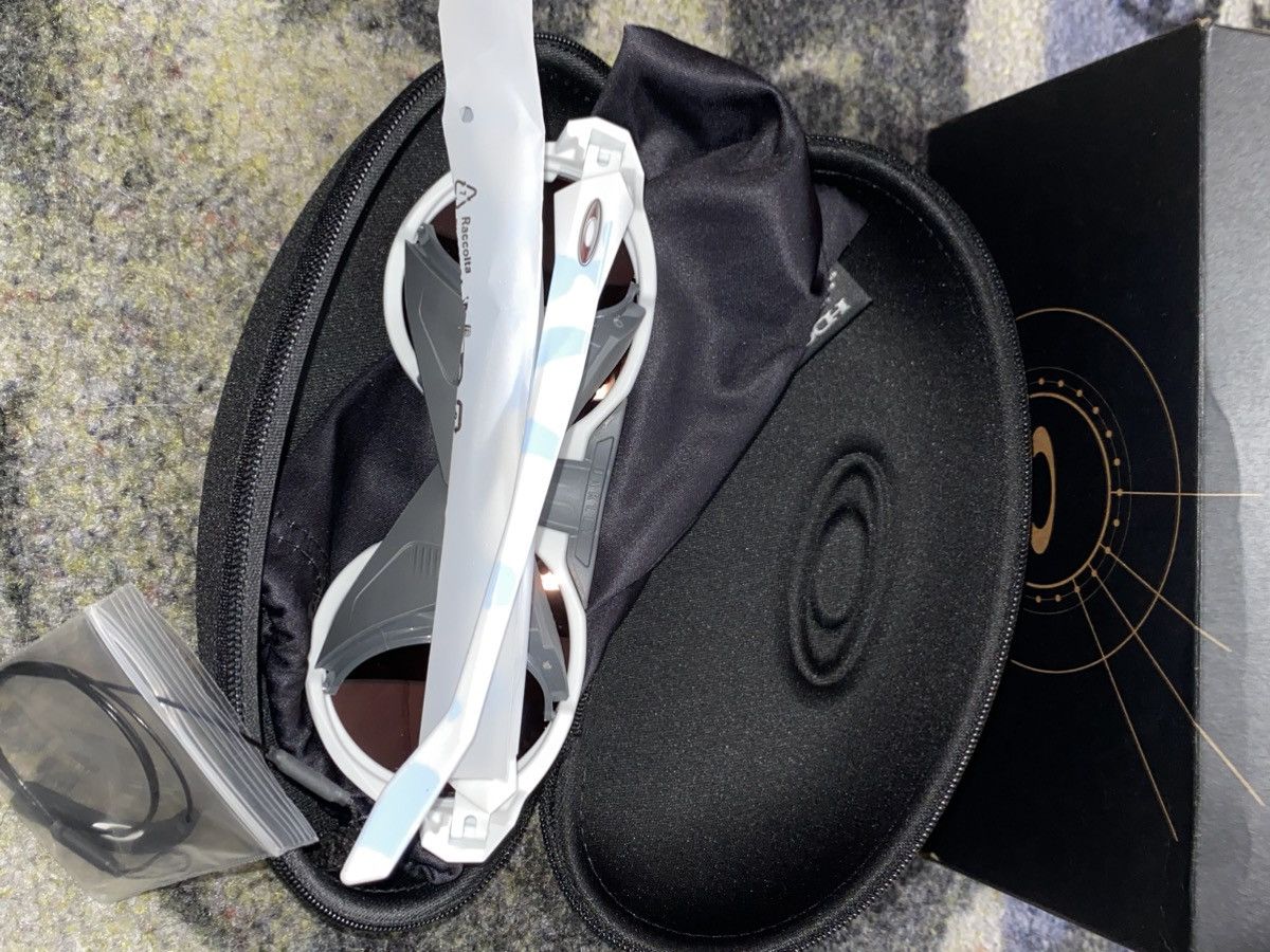 Oakley × Palace Palace x Oakley Clifden Sunglasses Cloud Size ONE SIZE - 4 Thumbnail