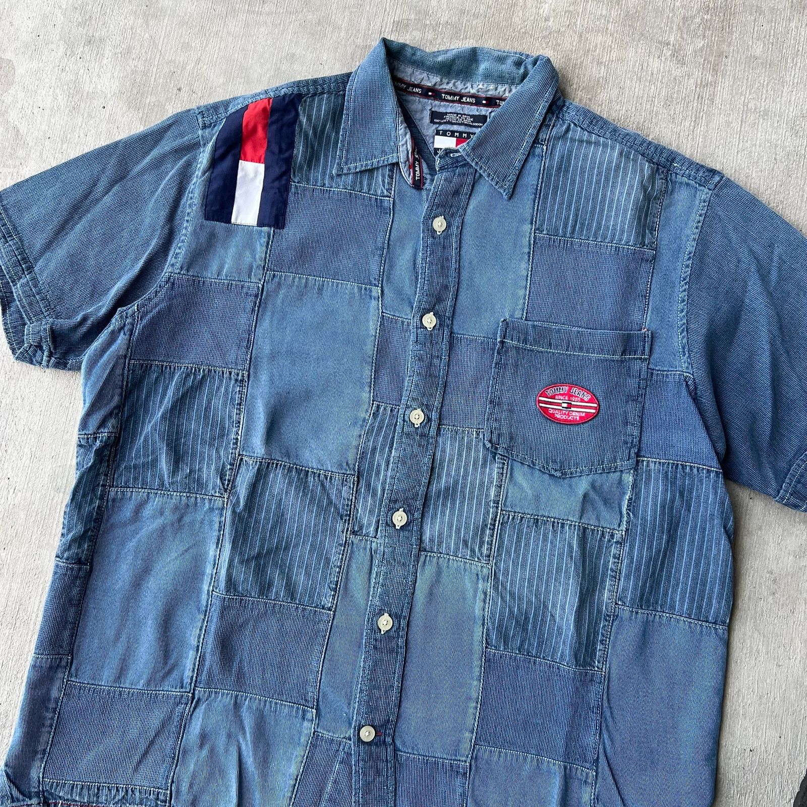 Vintage Vintage Tommy jeans y2k denim button up graphic t shirt Size US L / EU 52-54 / 3 - 3 Thumbnail