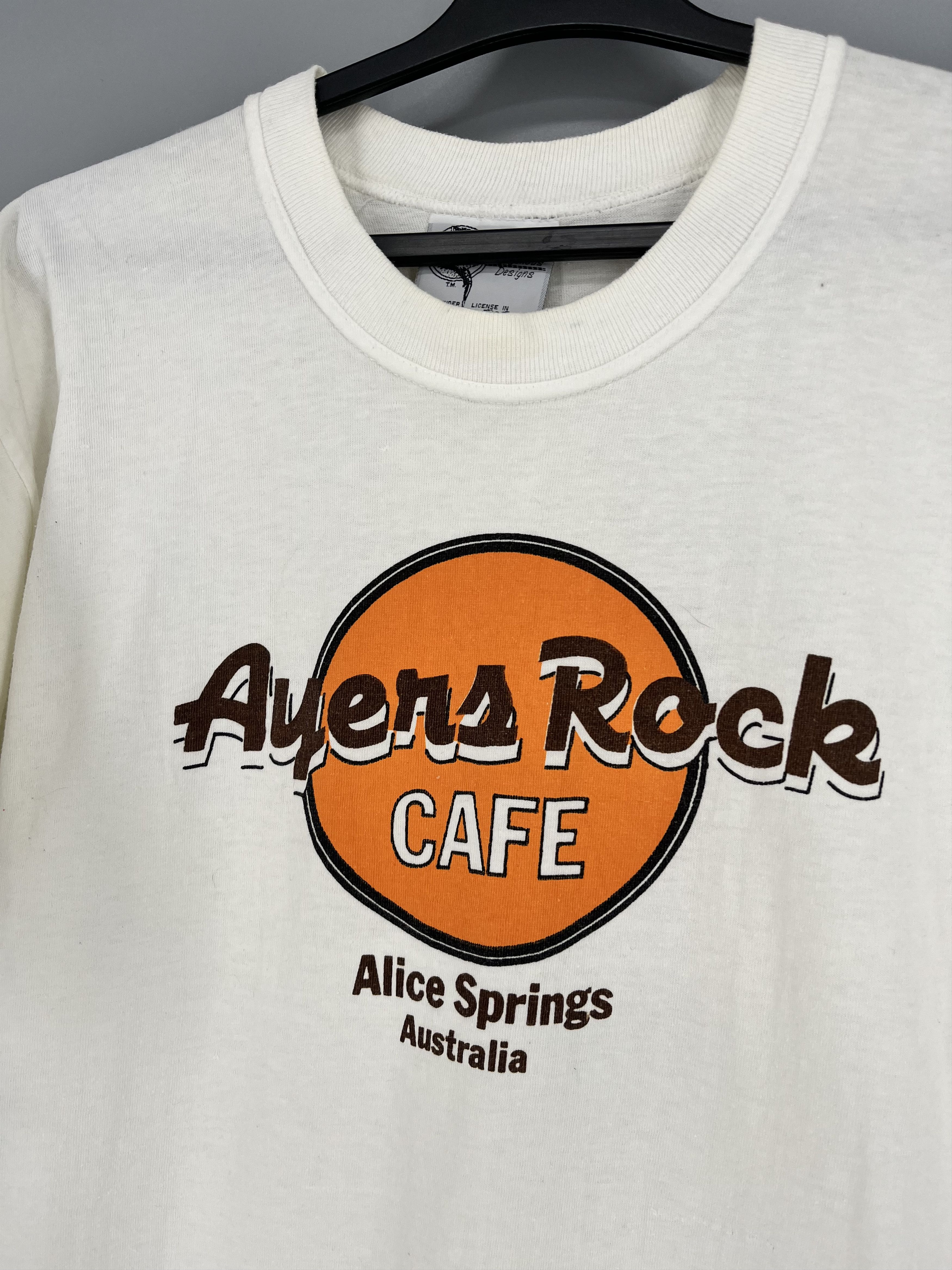 Band Tees Vintage 80s 90s Ayers Rock CAFE Alice Springs Australia Size US L / EU 52-54 / 3 - 7 Thumbnail