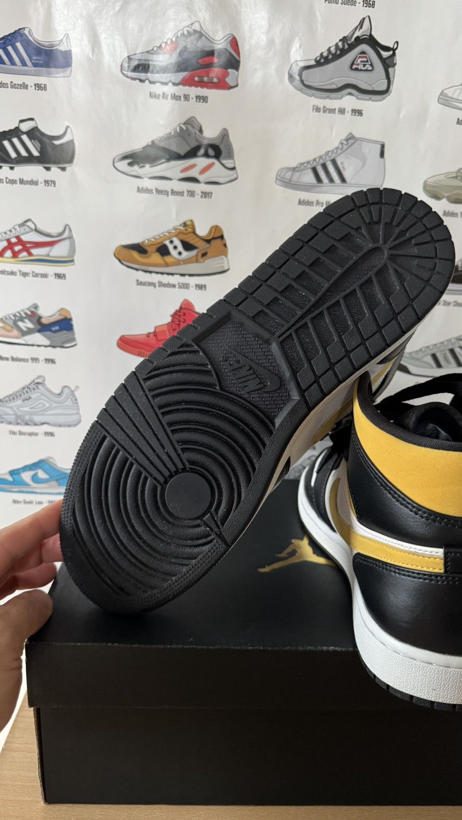 Nike Nike Air Jordan 1 Mid Size US 10 / EU 43 - 7 Thumbnail