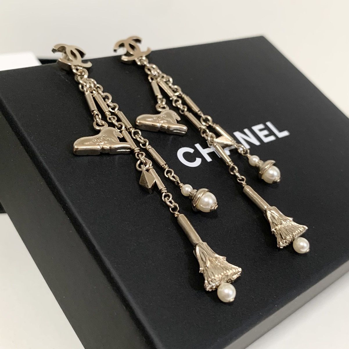 Chanel Chanel gold king dangly Pearl charm earrings Size ONE SIZE - 4 Thumbnail