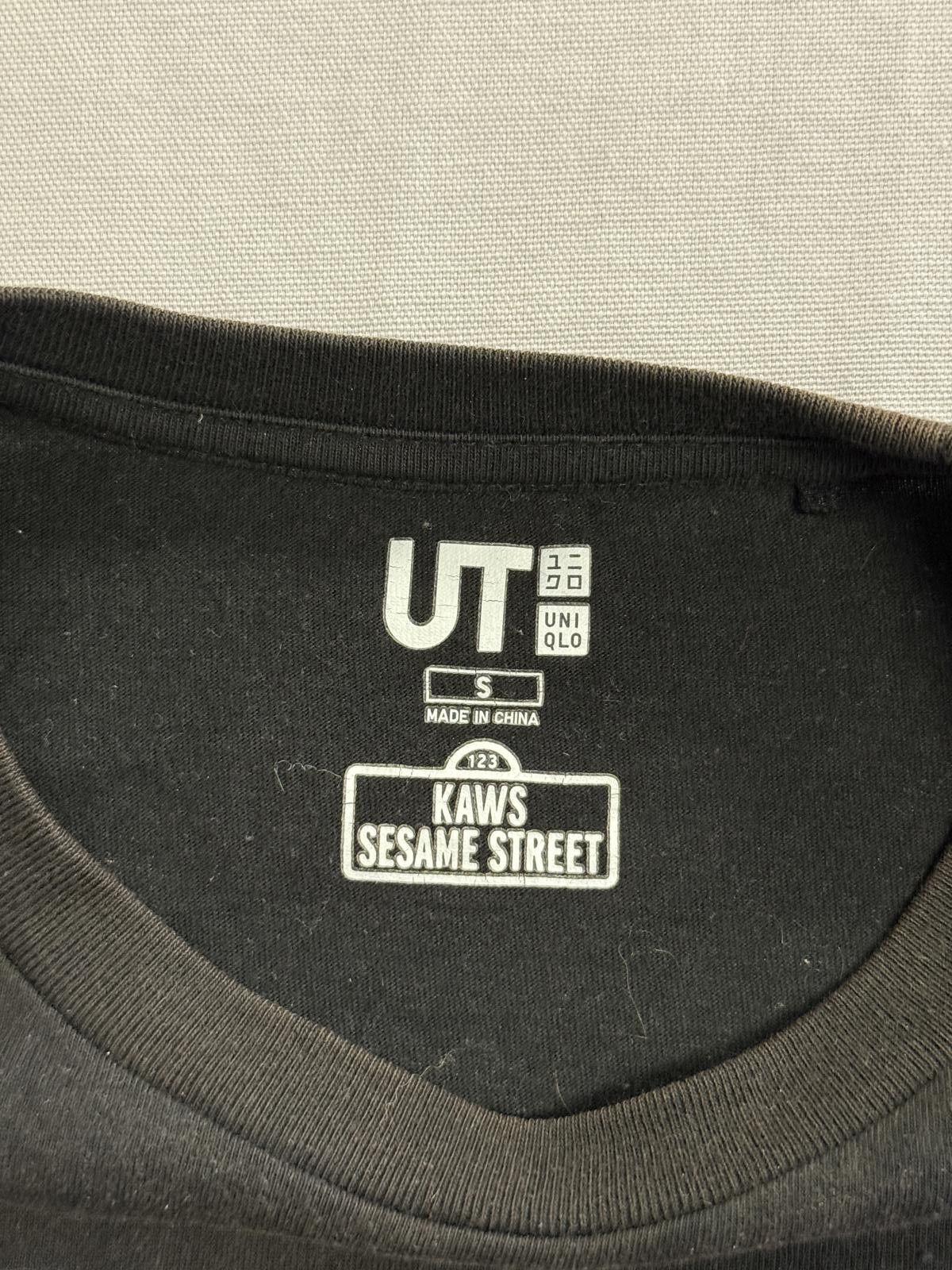 Uniqlo Kaws x Sesame Street T-shirt Cookie x Elmo Uniqlo Tee S Size US S / EU 44-46 / 1 - 2 Thumbnail