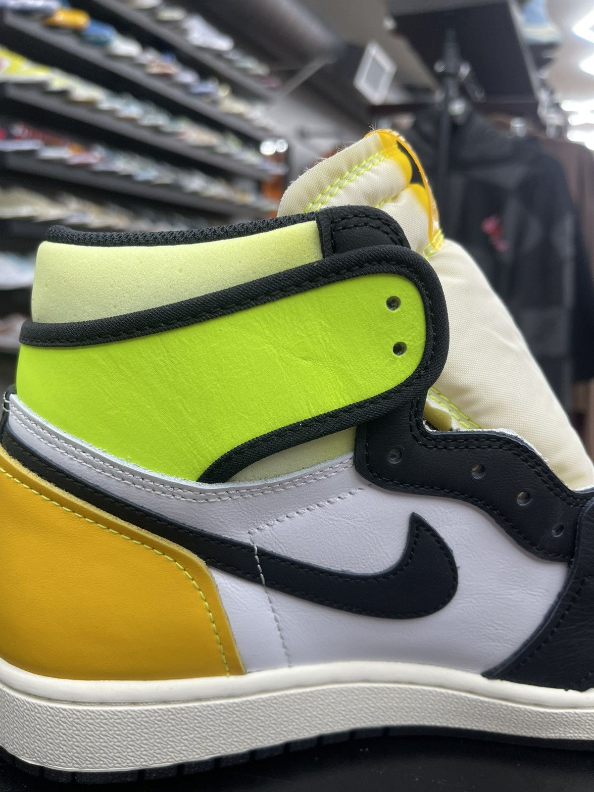 Jordan Brand Size 10.5 - Jordan 1 Retro High “Volt” Size US 10.5 / EU 43-44 - 6 Thumbnail