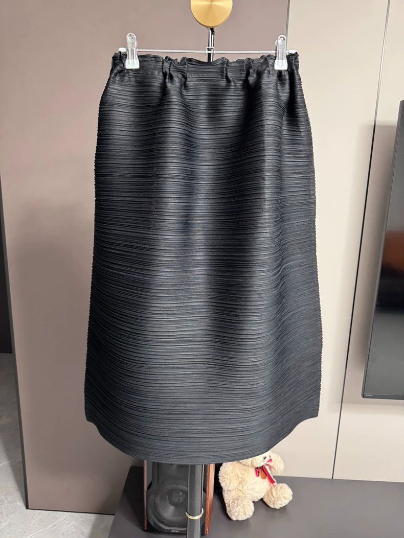 Issey Miyake Issey Miyake size:5 Black horizontal striped skirt Size 22" - 2 Thumbnail