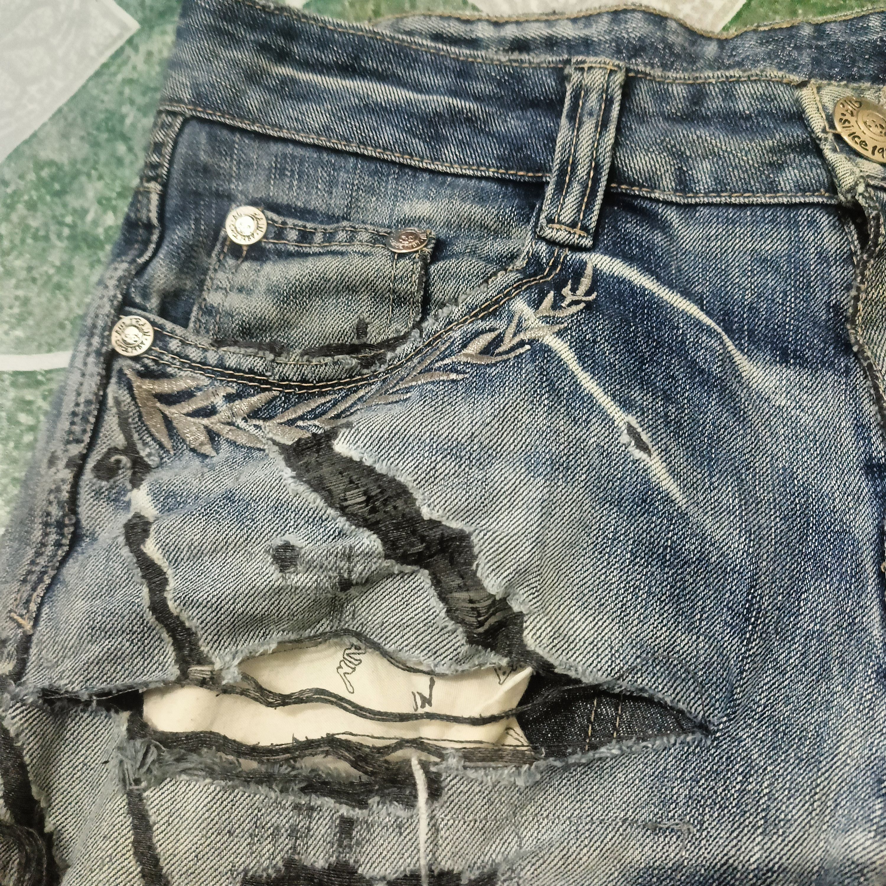 Ends Repair 💥Sick 💥Insane 90s Distressed Big Train jeans Size US 31 - 6 Thumbnail