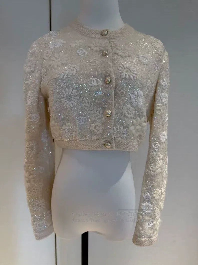 Chanel Chanel 21s white three-dimensional flower sequin cardigan Size XS / US 0-2 / IT 36-38 - 1 Thumbnail
