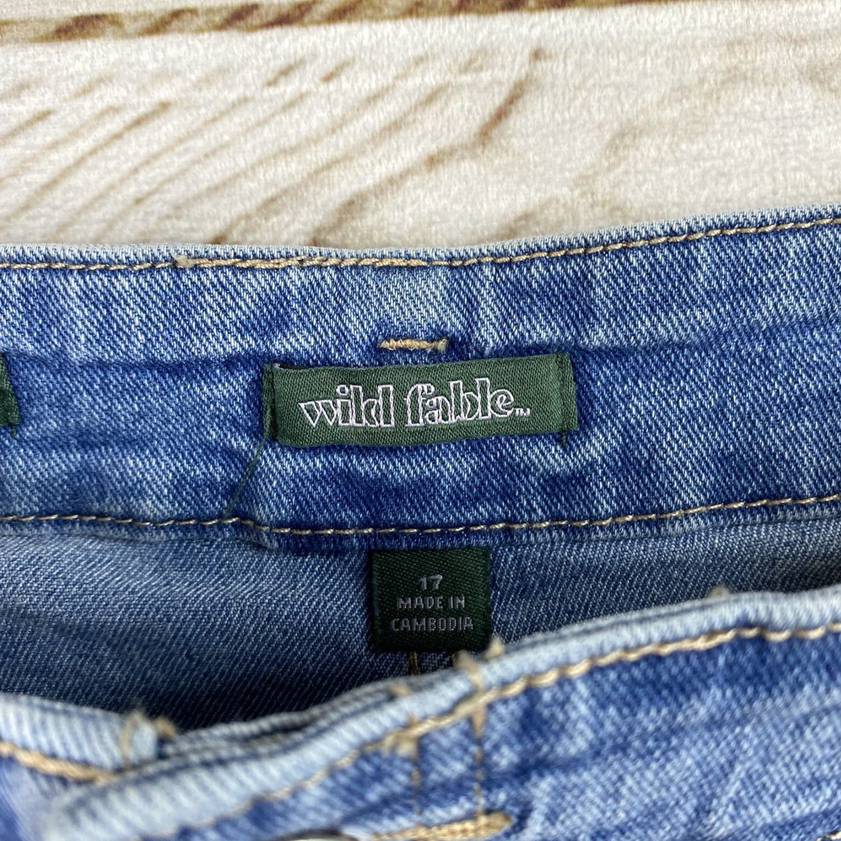 Vintage Wild Fable Shorts Womens Juniors 17 High Rise Denim 3.5 Inseam Med Wash Blue Casual Beach 90s Womens Shorts Size 38" / US 16 / IT 52 - 2 Thumbnail