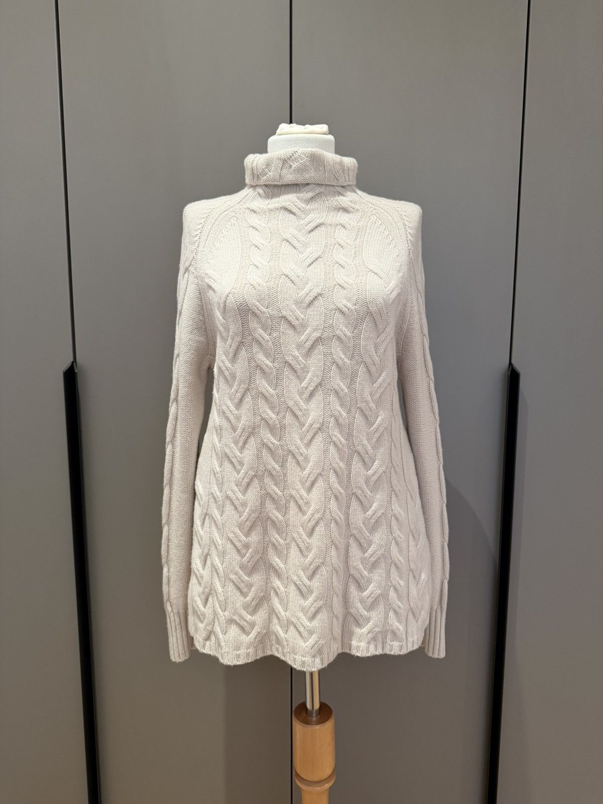 Max Mara Cashmere and wool sweater, Max Mara Size M / US 6-8 / IT 42-44 - 2 Thumbnail