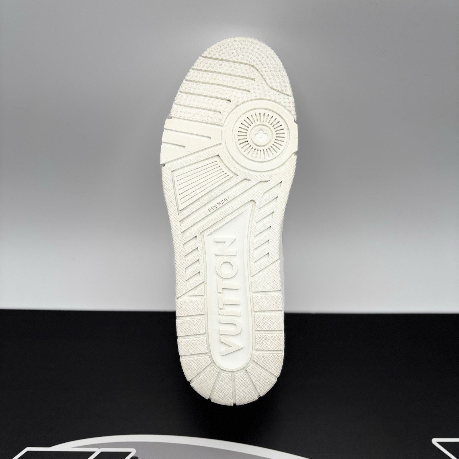 Louis Vuitton Louis Vuitton Trainer ' White ' | EXCELLENT CONDITION! Size US 8.5 / EU 41-42 - 10 Thumbnail