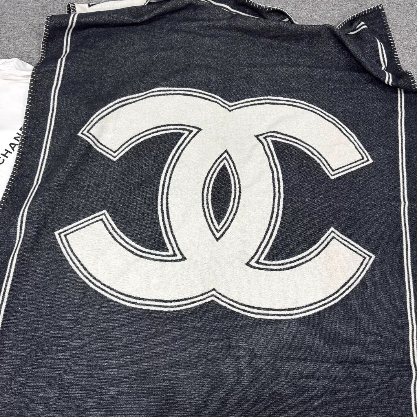 Chanel Chanel 21B CC Logo Double Face Cashmere-Wool Shawl 99 New Size ONE SIZE - 1 Thumbnail
