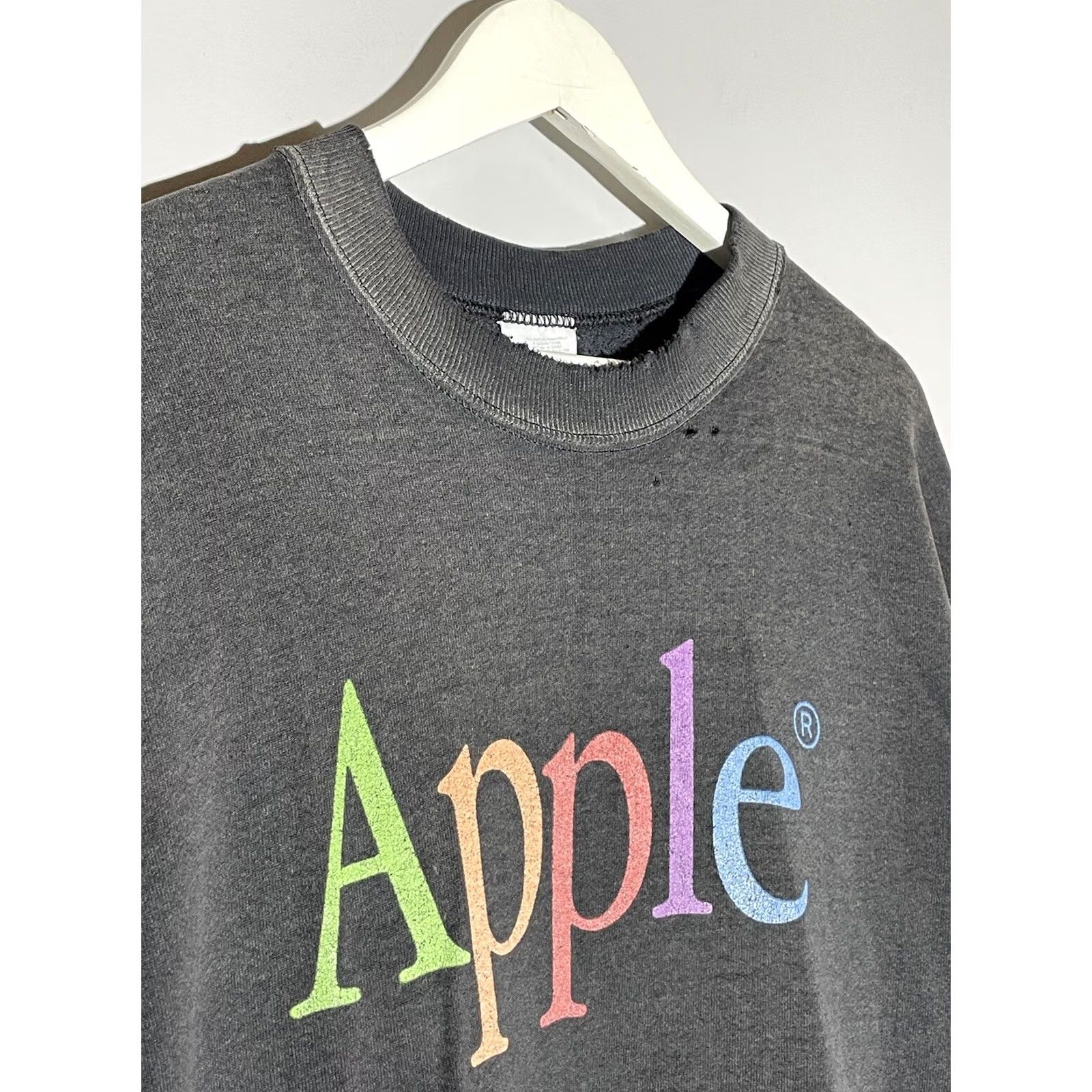 Apple VINTAGE Apple Rainbow Spellout Logo Distressed Macintosh Sweatshirt Y2K Size US L / EU 52-54 / 3 - 3 Thumbnail