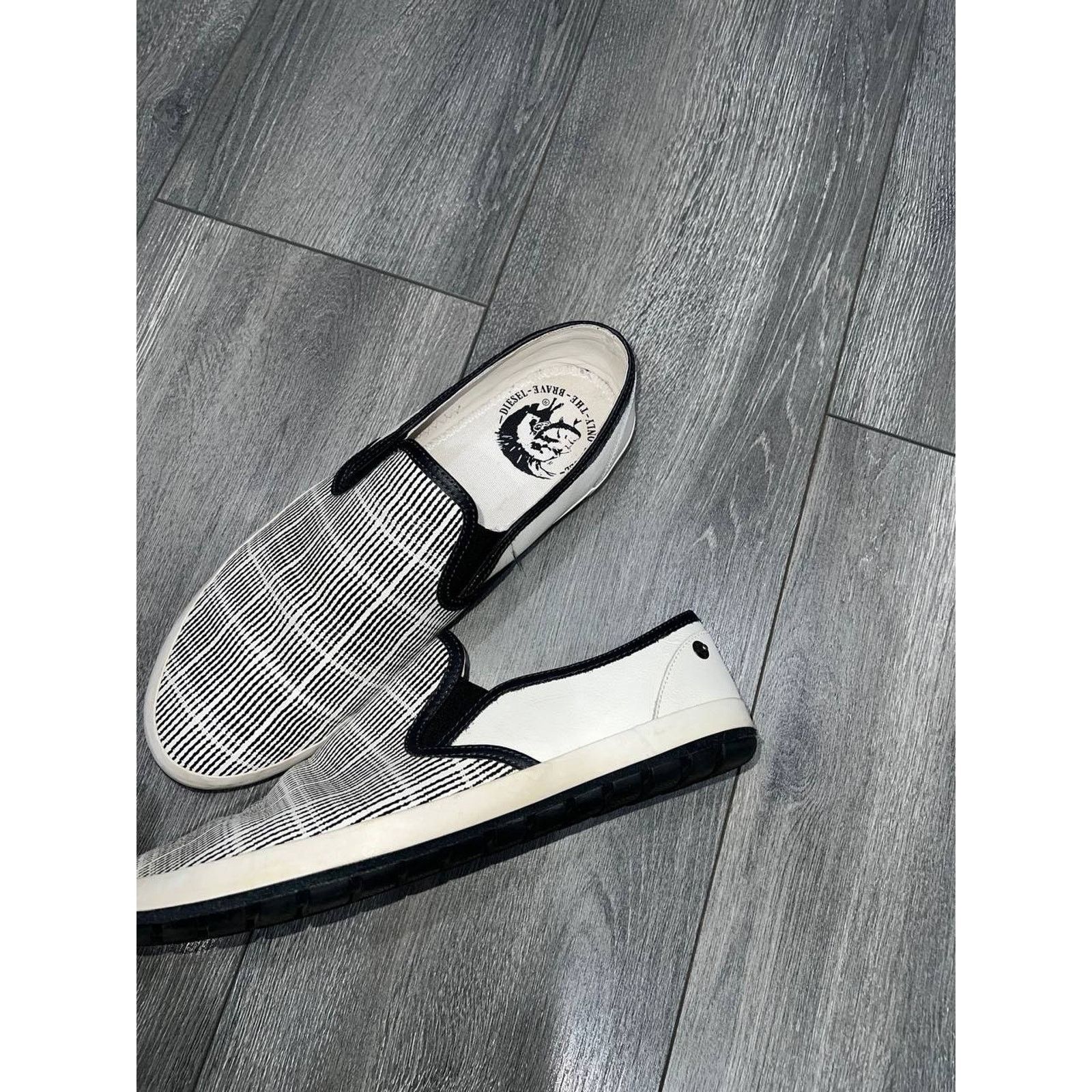 Diesel DIESEL Men's White striped leather Sneakers 10.5 S000058 Size US 9.5 / EU 42-43 - 2 Thumbnail