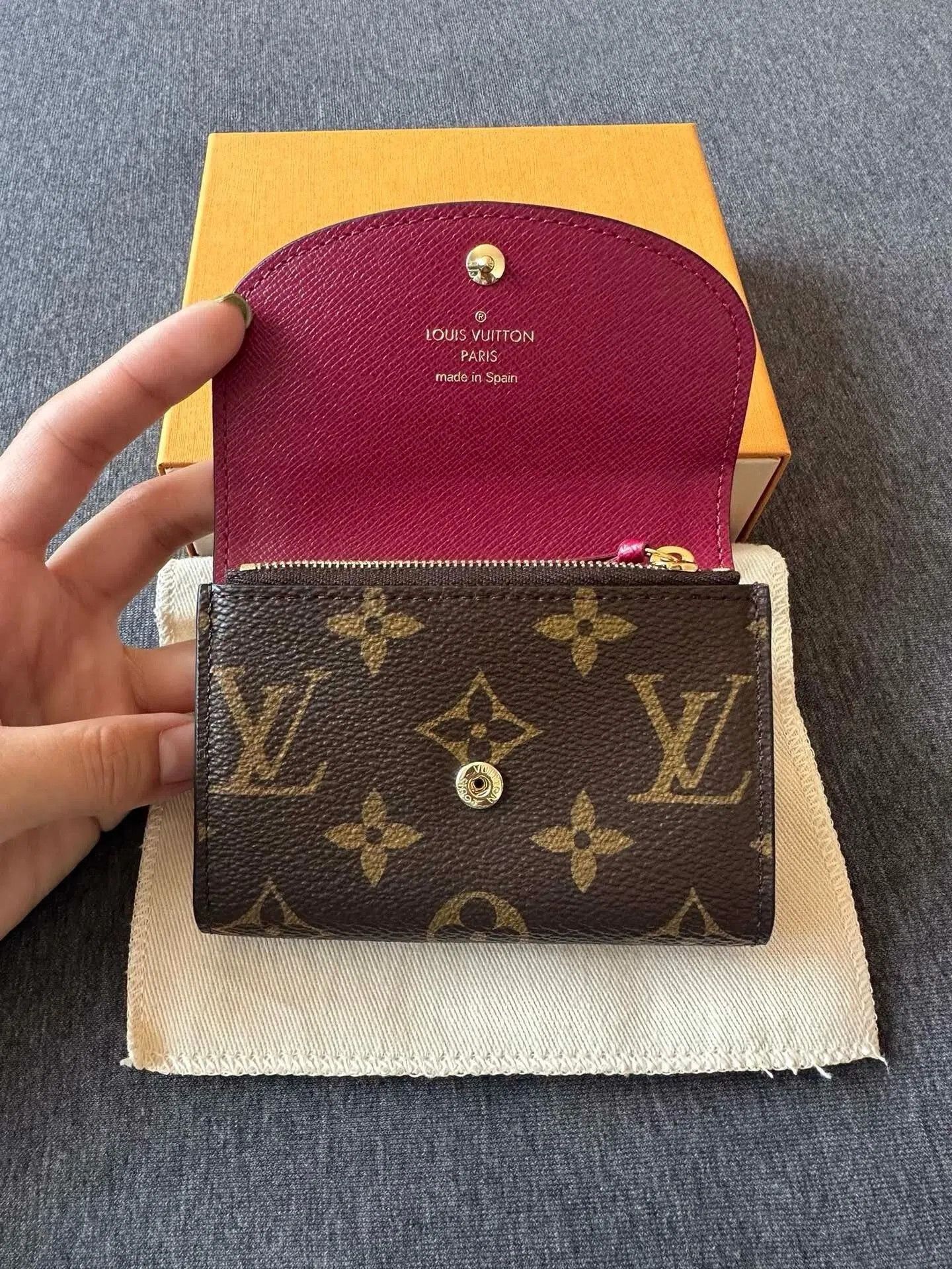 Louis Vuitton LV Classic Monogram Small Wallet. Size ONE SIZE - 4 Thumbnail