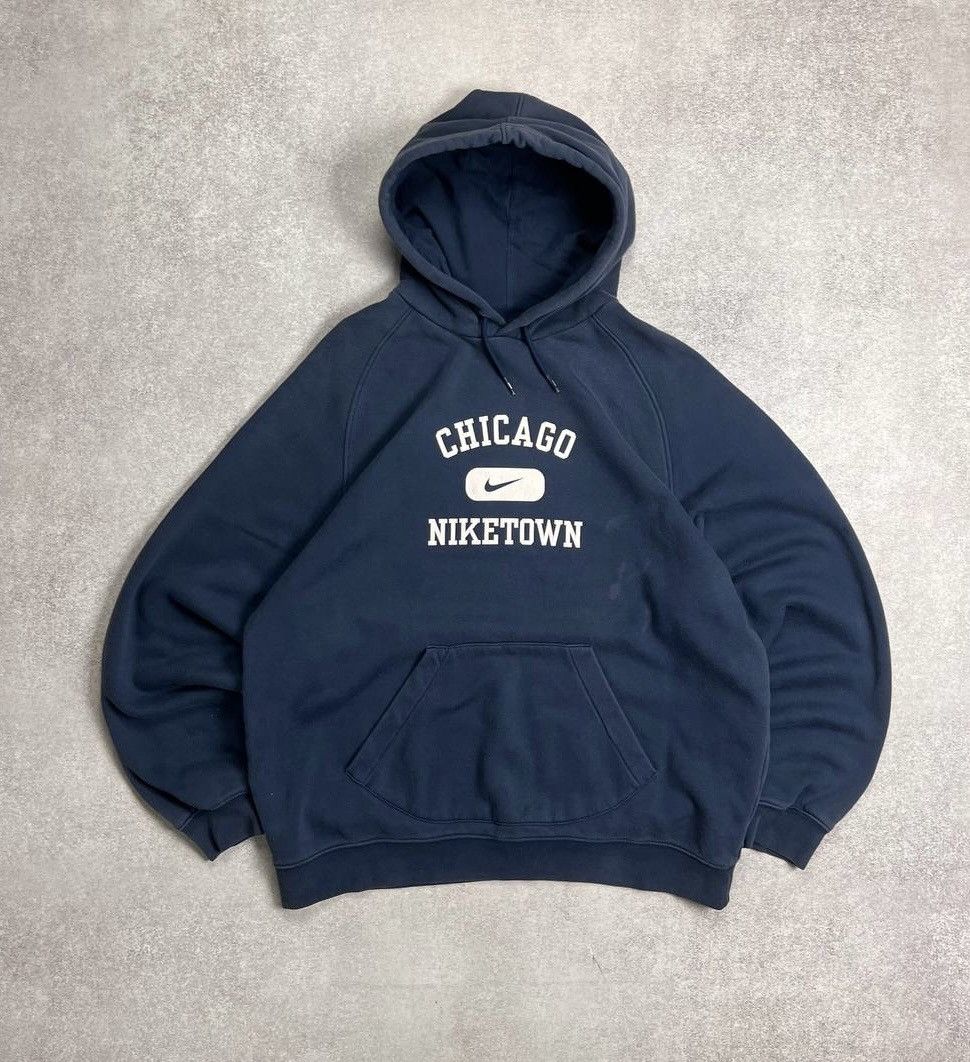 Nike Vintage Nike Swoosh Chicago Niketown Boxy Hoodie XL Size US XL / EU 56 / 4 - 1 Thumbnail