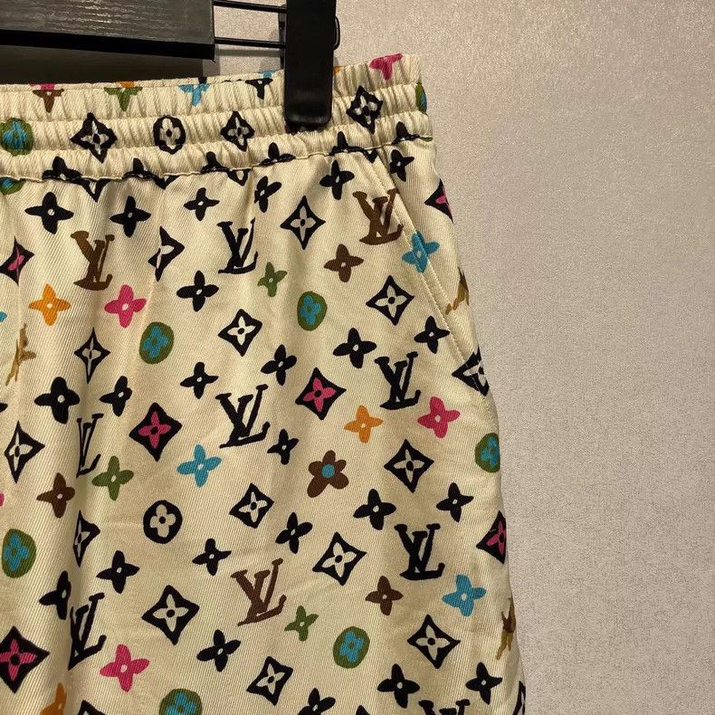 Louis Vuitton Louis Vuitton size US 48 Color logo printed shorts Size US 32 / EU 48 - 4 Thumbnail