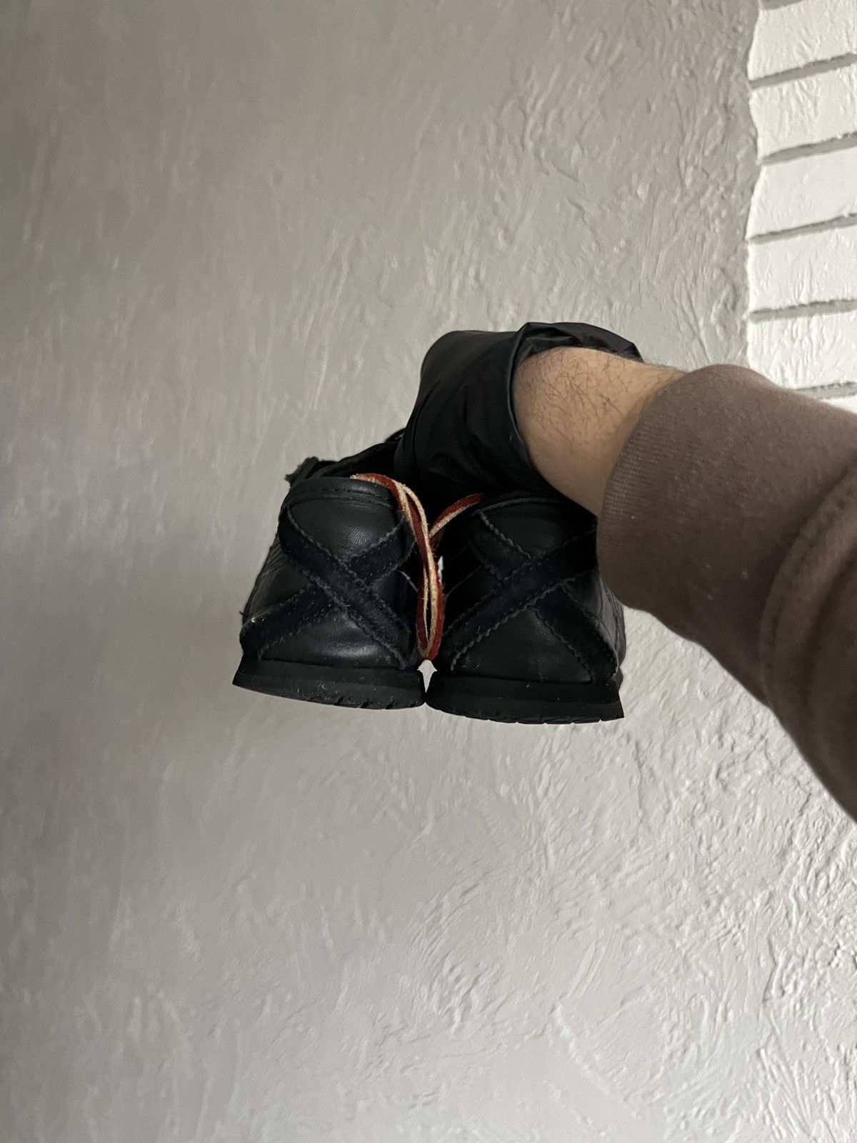 Asics Vintage Asics Onitsuka Tiger Leather Classic Black Sneakers Size US 7 / EU 40 - 14 Thumbnail