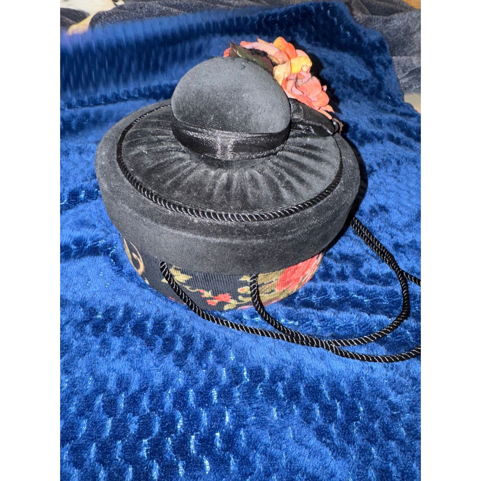 Vintage Sewing Hat-Box Purse / Velvet / Floral / Vintage / EUC Size ONE SIZE - 3 Thumbnail
