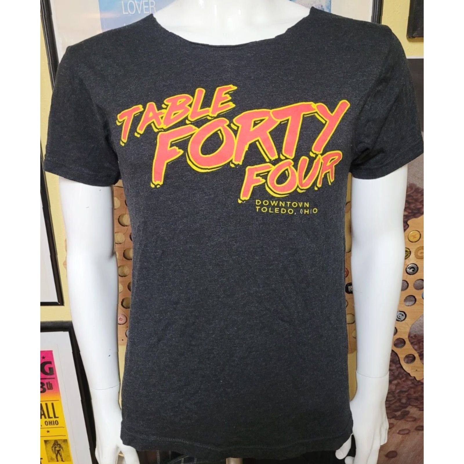 Vintage Womens T-Shirt (Medium) Gray Round Neck Short Sleeve Graphic Tee - Table Forty Four Toledo OH Restaurant Bar Cut Neck Shirt Womens Size M / US 6-8 / IT 42-44 - 2 Thumbnail