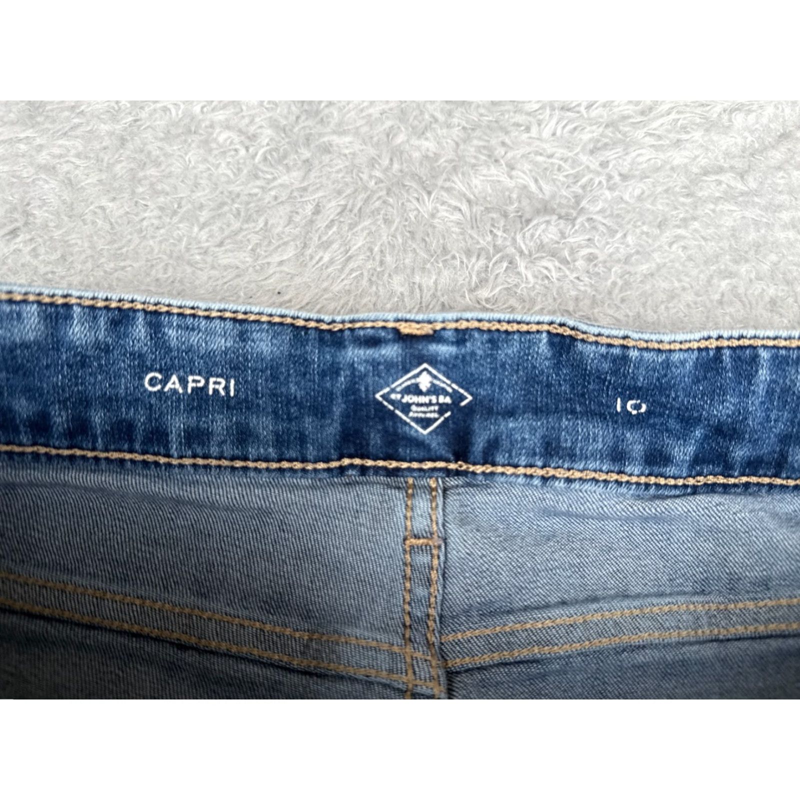 Vintage St. John's Bay Women's Capri Jeans Size 10 Blue Denim Mid Rise 30x20 Comfort Stretch Distressed Size 32" / US 10 / IT 46 - 6 Thumbnail