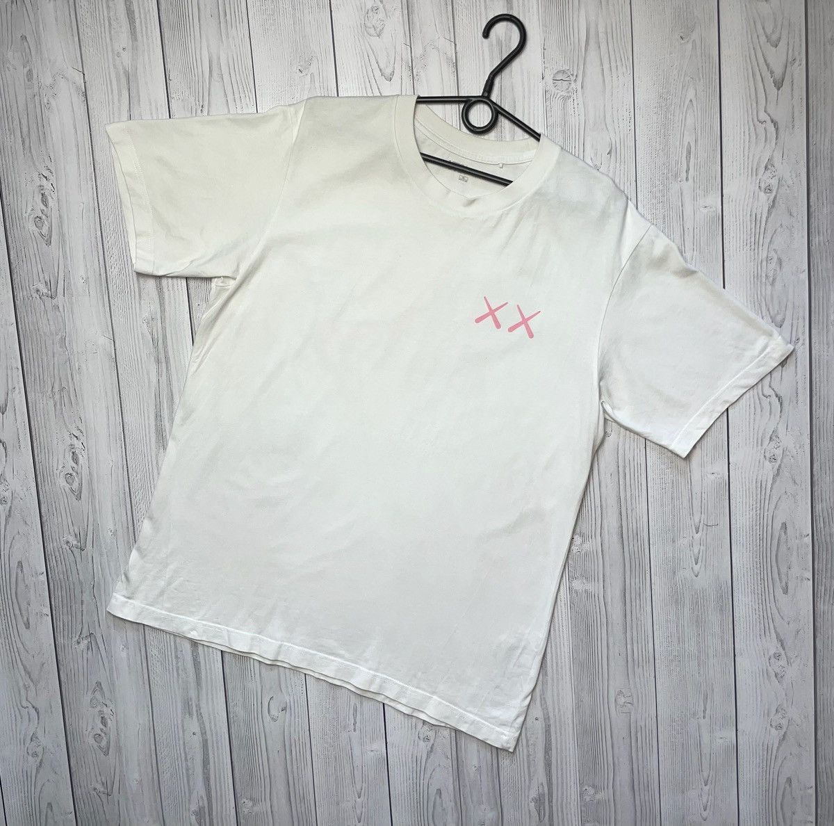 Kaws × Uniqlo × Vintage Vintage Kaws x Uniqlo tee logo rare size L/Xl Size US L / EU 52-54 / 3 - 2 Thumbnail