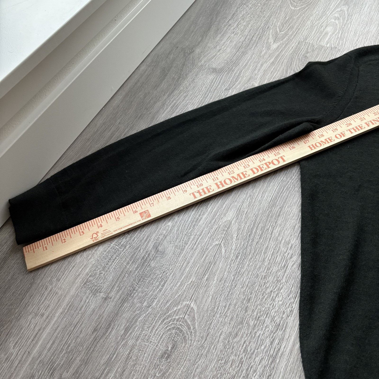 Express Express Men's Merino Wool Blend V-Neck Sweater M Black Long Size US M / EU 48-50 / 2 - 6 Thumbnail