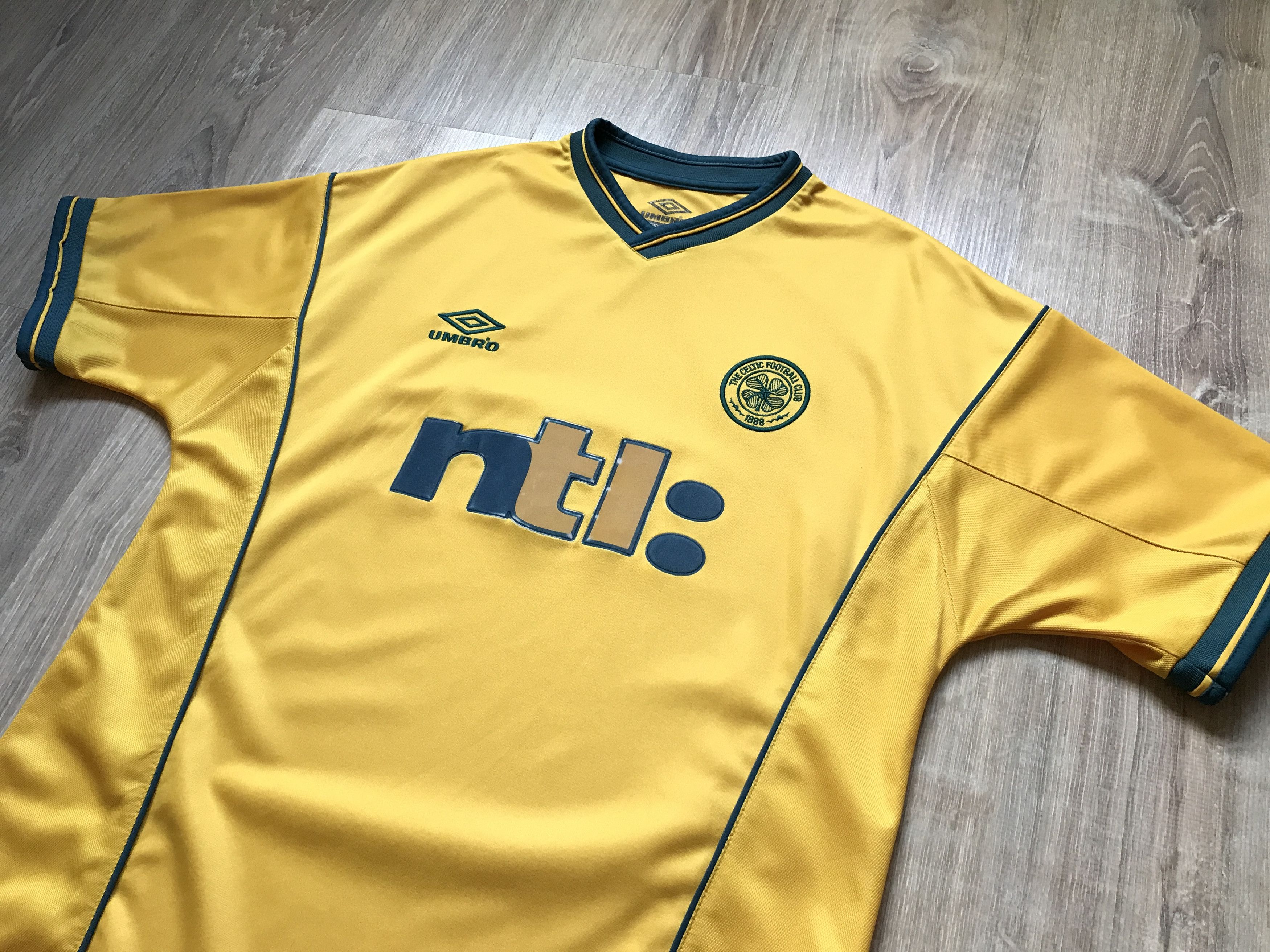 Umbro × Vintage Vintage Umbro Celtic Football Jersey 2000-2002 Size US M / EU 48-50 / 2 - 3 Thumbnail