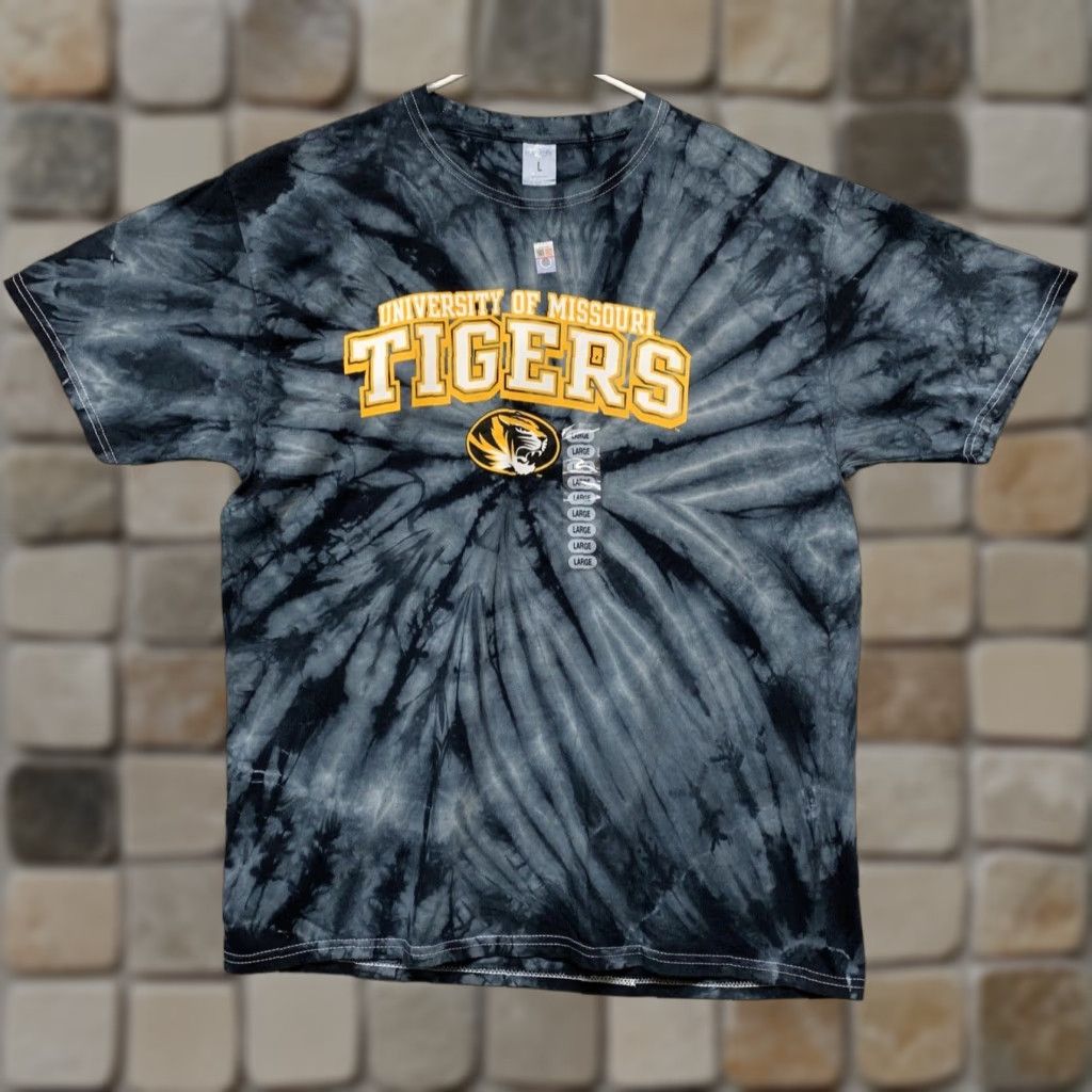Vintage Dyenomite Apparel Mens T-Shirt Missouri Tigers Tie Dyed Size L Black Gray USA Size US L / EU 52-54 / 3 - 1 Thumbnail