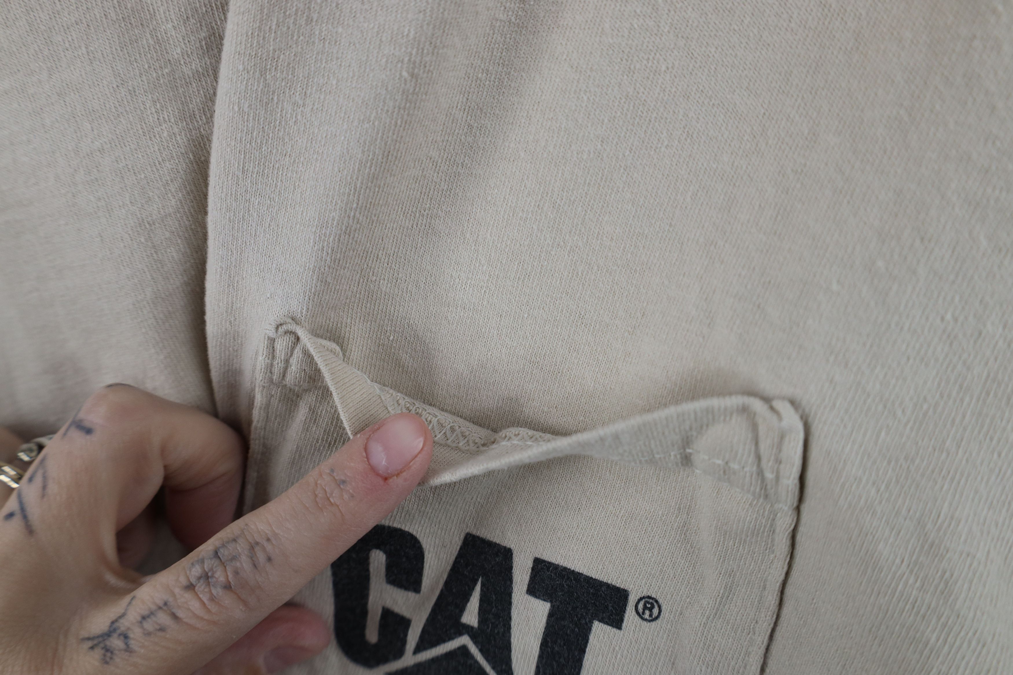 Gildan Vintage Y2K Cat Caterpillar Spell Out Pocket T-Shirt Beige Size US XL / EU 56 / 4 - 5 Thumbnail