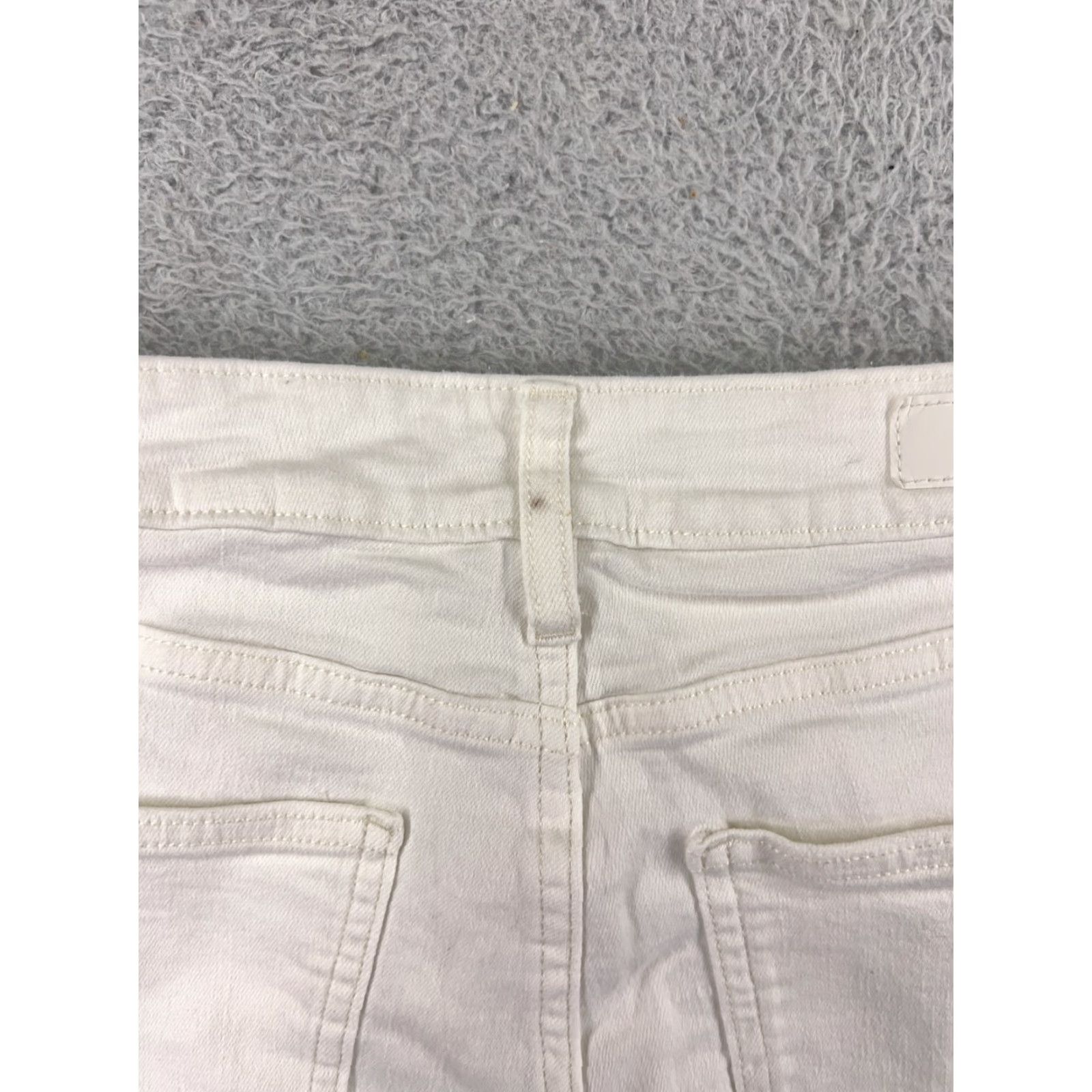 Calvin Klein Calvin Klein Shorts Womens 2 White Distressed Cotton Blend Stretch Pockets 26x9 Vintage No Size 26" / US 2 / IT 38 - 3 Thumbnail