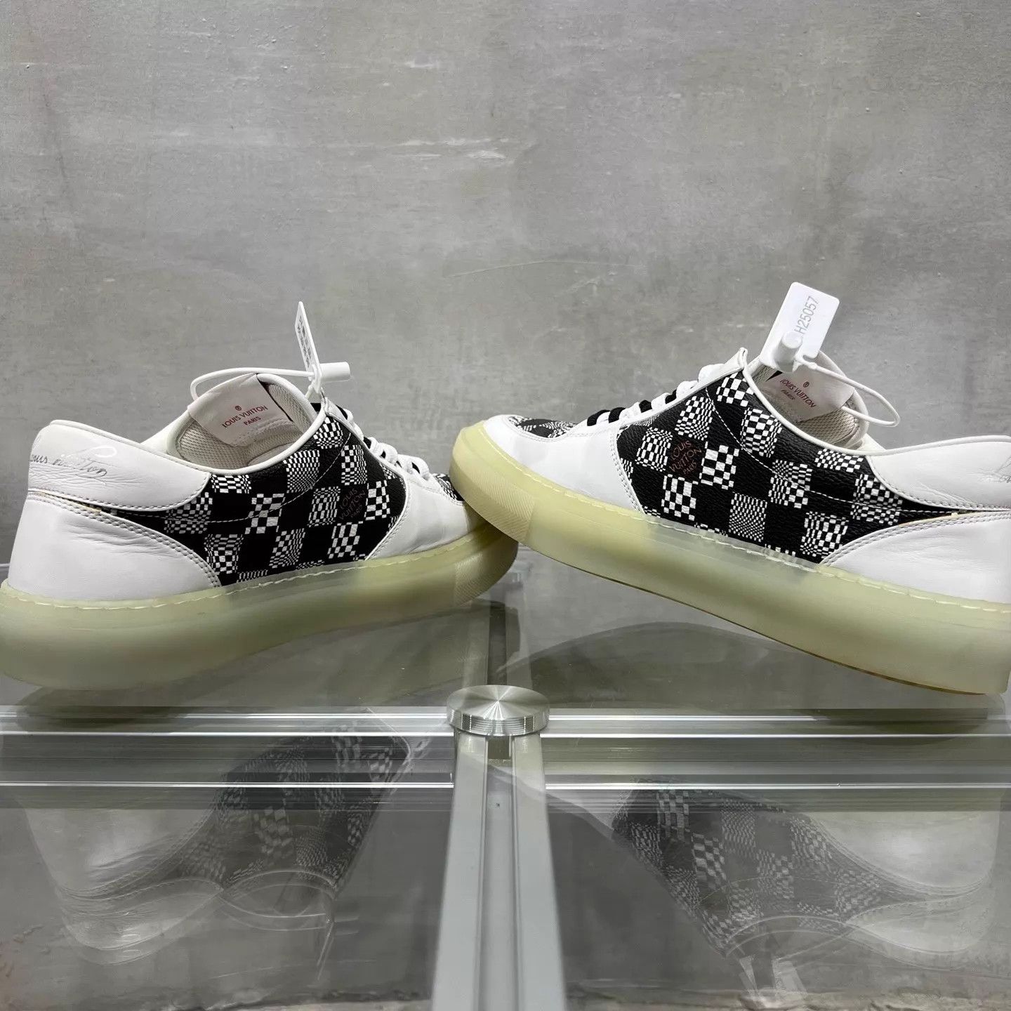 Louis Vuitton LV Damier Black & White UK7 Sneaker Size US 8 / EU 41 - 5 Thumbnail