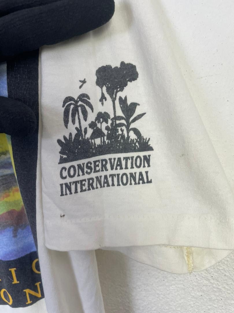 Designer Vintage Conservation International tee Size US M / EU 48-50 / 2 - 9 Thumbnail