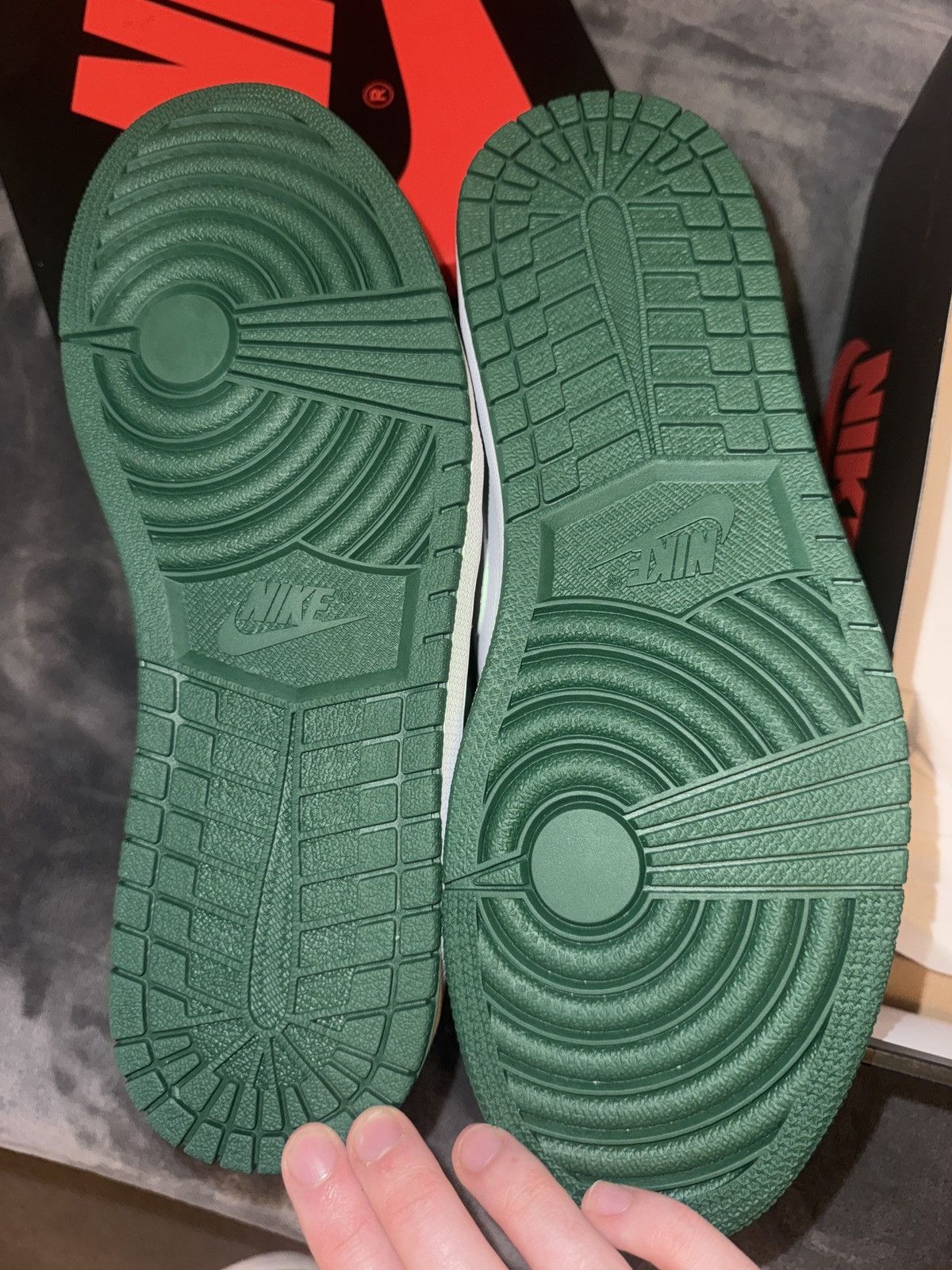 Jordan Brand Jordan 1 Retro High OG Gorge Green Size US 11 / EU 44 - 4 Thumbnail