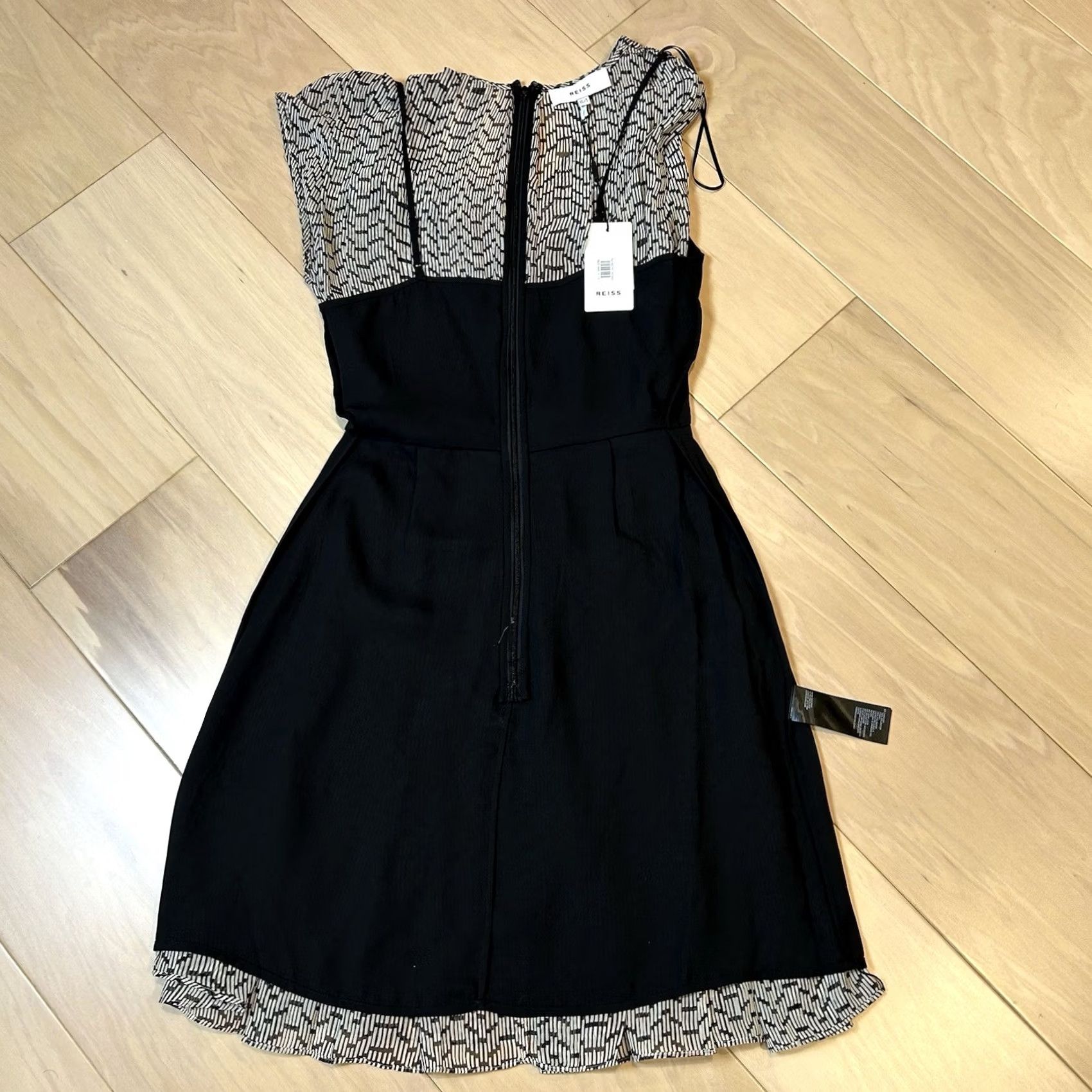 Reiss Reiss Marcy Bead Print Flippy Dress Women’s USA 2 Black Multicolor Short Sleeve V-Neck Zip Mini Dress Womens USA 2 Reiss Bead Print Flippy Dress Size XS / US 0-2 / IT 36-38 - 6 Thumbnail